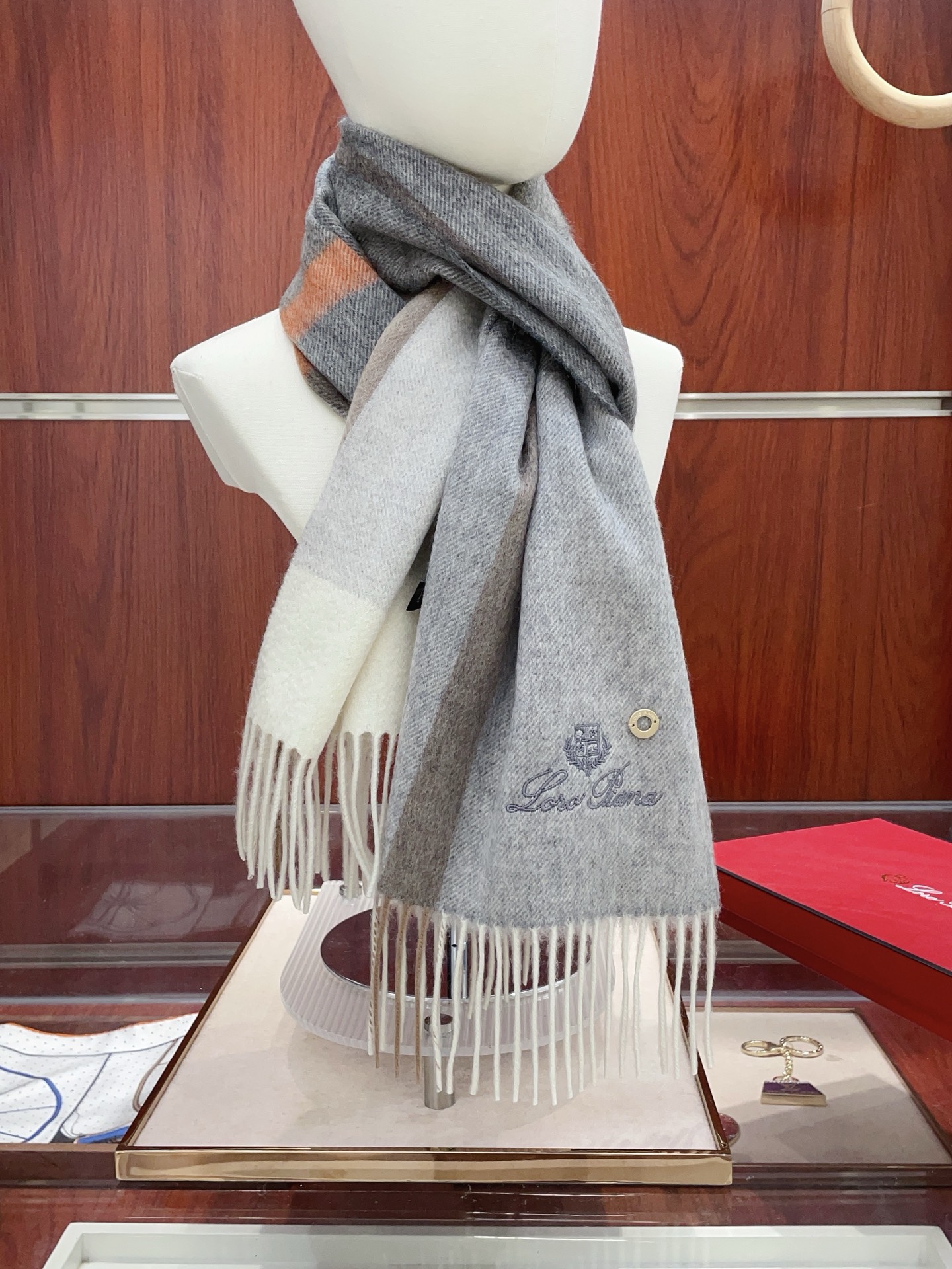 NO:619551,[All cashmere style] Loro Piana ·  Nuoyoupanya is too high to give away and keep for yourself. It has launched a lot of new products, hot-selling products, and the best hard goods in the channel~ It feels soft and waxy, and the fabric is more lustrous, which also increases the brightness of the colors. LP has always strictly selected the highest quality cashmere as the benchmark. Without comparison, there is no harm. The world's top cashmere makes the scarf extremely luxurious, and it also increases the number of products.  For beauty and functionality, you must keep two of each color. No headaches when matching, and no regrets for ten thousand years. What is particularly recommended is that this style is a plaid color series, carefully selected popular colors, the color is bright and high-end, and the whole family can match any color. 30*180cm, all cashmere high version scarf, high version scarf, loro  piana,loro piana19860909【全羊绒款】Loro Piana · 诺悠翩雅送人自留都太高大上了重磅上新,爆款爆款,渠道极品硬货～手感软糯,面料更有光泽,也增加了色彩的鲜艳度LP一直以严格选用最高品质的羊绒为基准,没有对比就没有伤害,世界最顶级羊绒更是让围巾奢华到不行,更是增加了美感和功能性,每色必留两条,搭配不头疼,不留后悔一万年,特别值得推荐的是,此款是格纹色系,精挑细选的流行配色,色彩感鲜明又高级的感觉全家哪个颜色都可以互相搭配30*180cm,全羊绒高版本围巾,高版本围巾,loro piana,loro piana,scarf