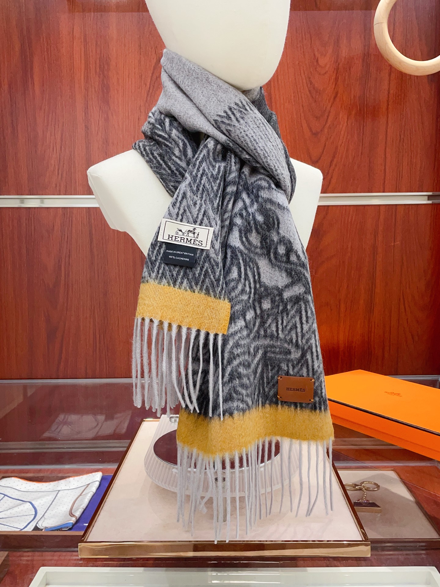 NO:619571,[Full cashmere style] H family's new style [genuine leather LOGO] cashmere long scarf is so beautiful [crying] Royal palace-level top quality same style for men and women. Imported pure cashmere jacquard. It feels soft, comfortable and beautiful. It really matches the skin tone of the upper body. It is versatile. You can decide whether it looks good or not. Scarf size, selected pure cashmere, 180*30cm. Best choice for gift giving, high version scarf, high version scarf19860909【全羊绒款】H家新款【真皮LOGO】羊绒长巾美翻了[流泪]御用殿堂级极品男女同款 进口纯羊绒提花 手感柔软舒适美丽至极 真的 上身极为衬肤色 百搭 好看不好看自己看吧 围巾尺寸,精选纯羊绒,180*30cm 送礼首选佳品高版本围巾,高版本围巾,scarf