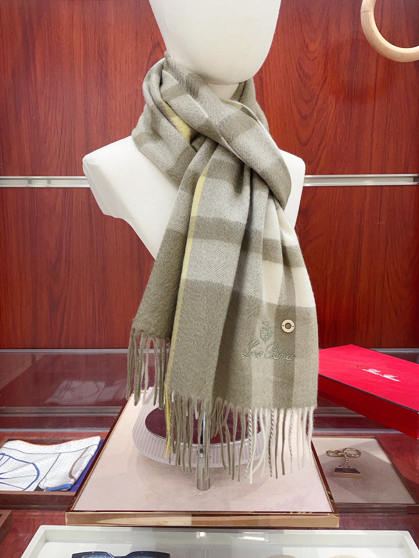 NO:619561,[All cashmere style] Loro Piana ·  Nuoyoupanya is too high to give away and keep for yourself. It has launched a lot of new products, hot-selling products, and the best hard goods in the channel~ It feels soft and waxy, and the fabric is more lustrous, which also increases the brightness of the colors. LP has always strictly selected the highest quality cashmere as the benchmark. Without comparison, there is no harm. The world's top cashmere makes the scarf extremely luxurious, and it also increases the number of products.  For beauty and functionality, you must keep two of each color. No headaches when matching, and no regrets for ten thousand years. What is particularly recommended is that this style is a plaid color series, carefully selected popular colors, the color is bright and high-end, and the whole family can match any color. 30*180cm, all cashmere high version scarf, high version scarf, loro  piana,loro piana19860909【全羊绒款】Loro Piana · 诺悠翩雅送人自留都太高大上了重磅上新,爆款爆款,渠道极品硬货～手感软糯,面料更有光泽,也增加了色彩的鲜艳度LP一直以严格选用最高品质的羊绒为基准,没有对比就没有伤害,世界最顶级羊绒更是让围巾奢华到不行,更是增加了美感和功能性,每色必留两条,搭配不头疼,不留后悔一万年,特别值得推荐的是,此款是格纹色系,精挑细选的流行配色,色彩感鲜明又高级的感觉全家哪个颜色都可以互相搭配30*180cm,全羊绒高版本围巾,高版本围巾,loro piana,loro piana,scarf