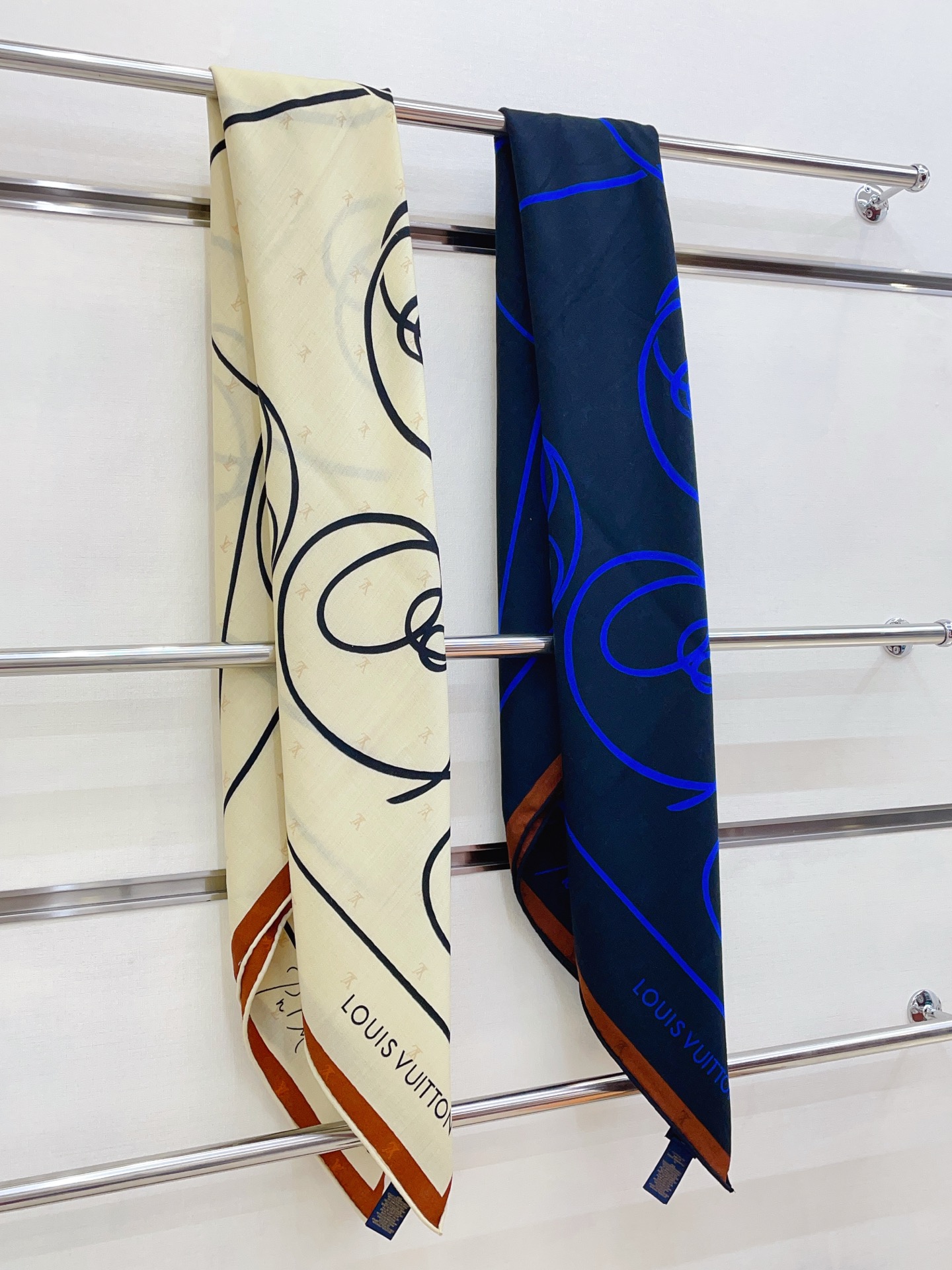 ✨✨【双面同色 丝毛款】L家羊绒新款 买了都说好看‼️推荐💕双面同色羊绒方巾‼️驴家ZG爆款🎁💟立体呈现