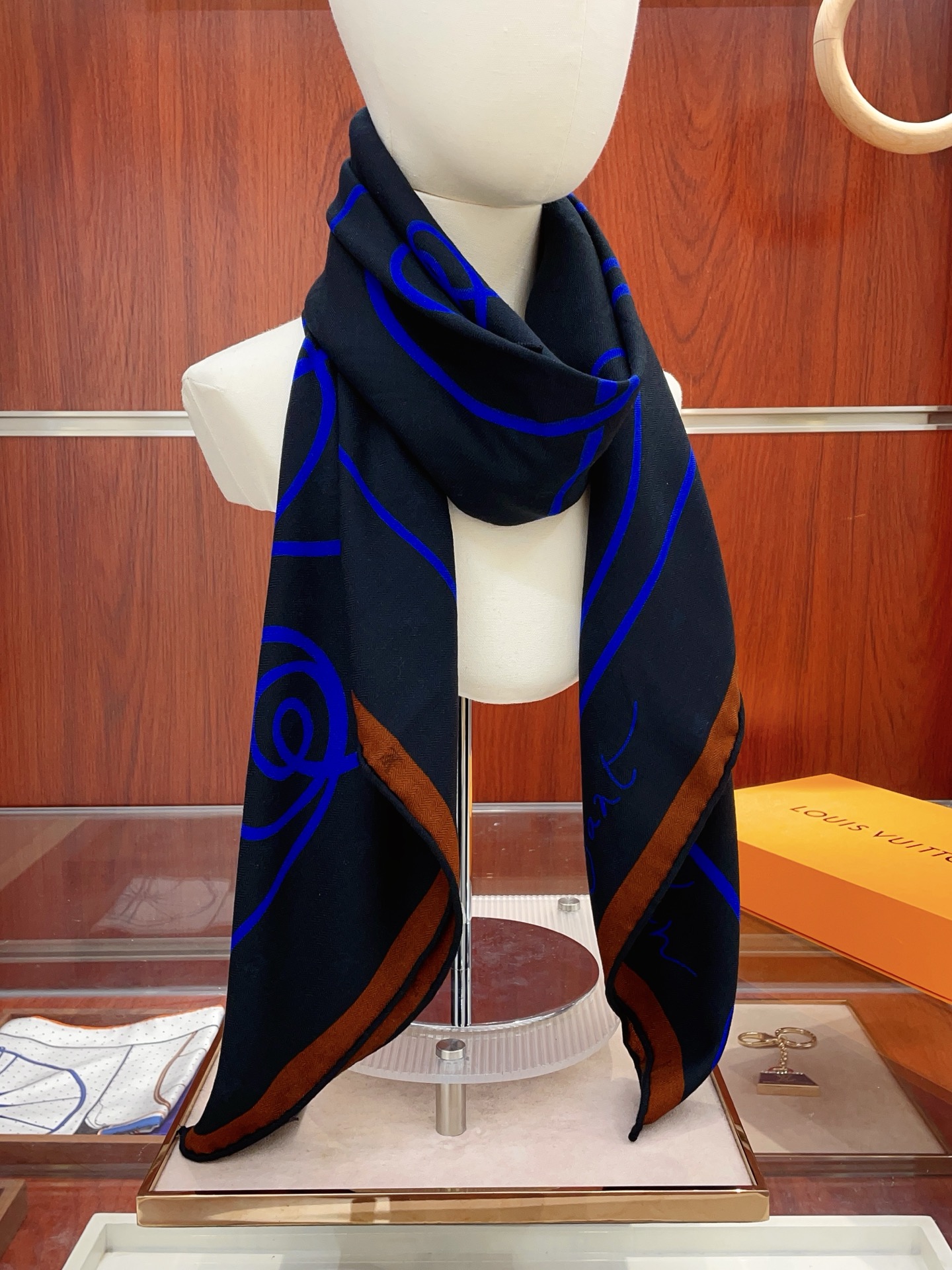 NO:642637,[Double-sided same color silk wool style] L family cashmere new model. Everyone who bought it said it looks good. I recommend the double-sided cashmere square scarf of the same color. Donkeyjia ZG hot style three-dimensional presentation of pattern texture, real product, extremely high grade, special technology, high-end research and development, stunning advent, special cutting-edge technology processing, loved by Bai Fumei. Whether it is quality, style or price, it makes them scream for big brands. Super cost-effective, definitely worth buying. Size 140cm*140cm, 70 cashmere silk high version scarf, high version scarf, louis  vuitton,louis vuitton,louis vuitton,real silk19860909【双面同色 丝毛款】L家羊绒新款 买了都说好看推荐双面同色羊绒方巾驴家ZG爆款立体呈现图案纹路实物档次极高特殊工艺高端研发惊艳问世特殊尖端工艺处理受到白富美的喜欢 无论是品质 款式 价格都令大牌控的她们尖叫 超高性价比 绝对值得入手尺寸140cm*140cm,70羊绒真丝高版本围巾,高版本围巾,louis vuitton,louis vuitton,louis vuitton,real silk,scarf