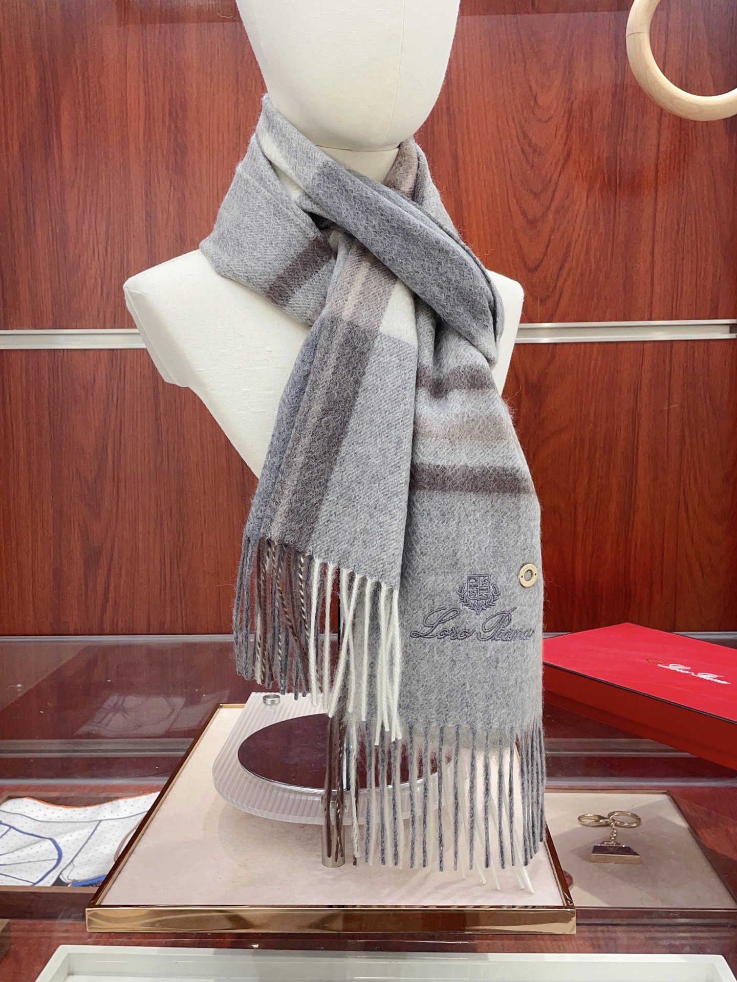 NO:603021,[All cashmere style] Loro Piana ·  Nuoyoupanya is too high to give away and keep for yourself. It has launched a lot of new products, hot-selling products, and the best hard goods in the channel~ It feels soft and waxy, and the fabric is more lustrous, which also increases the brightness of the colors. LP has always strictly selected the highest quality cashmere as the benchmark. Without comparison, there is no harm. The world's top cashmere makes the scarf extremely luxurious, and it also increases the number of products.  For beauty and functionality, you must keep two of each color. No headaches when matching, and no regrets for ten thousand years. What is particularly recommended is that this style is a plaid color series, carefully selected popular colors, the color is bright and high-end, and the whole family can match any color. 30*180cm, all cashmere high version scarf, high version scarf, loro  piana,loro piana19860909【全羊绒款】Loro Piana · 诺悠翩雅送人自留都太高大上了重磅上新,爆款爆款,渠道极品硬货～手感软糯,面料更有光泽,也增加了色彩的鲜艳度LP一直以严格选用最高品质的羊绒为基准,没有对比就没有伤害,世界最顶级羊绒更是让围巾奢华到不行,更是增加了美感和功能性,每色必留两条,搭配不头疼,不留后悔一万年,特别值得推荐的是,此款是格纹色系,精挑细选的流行配色,色彩感鲜明又高级的感觉全家哪个颜色都可以互相搭配30*180cm,全羊绒高版本围巾,高版本围巾,loro piana,loro piana,scarf