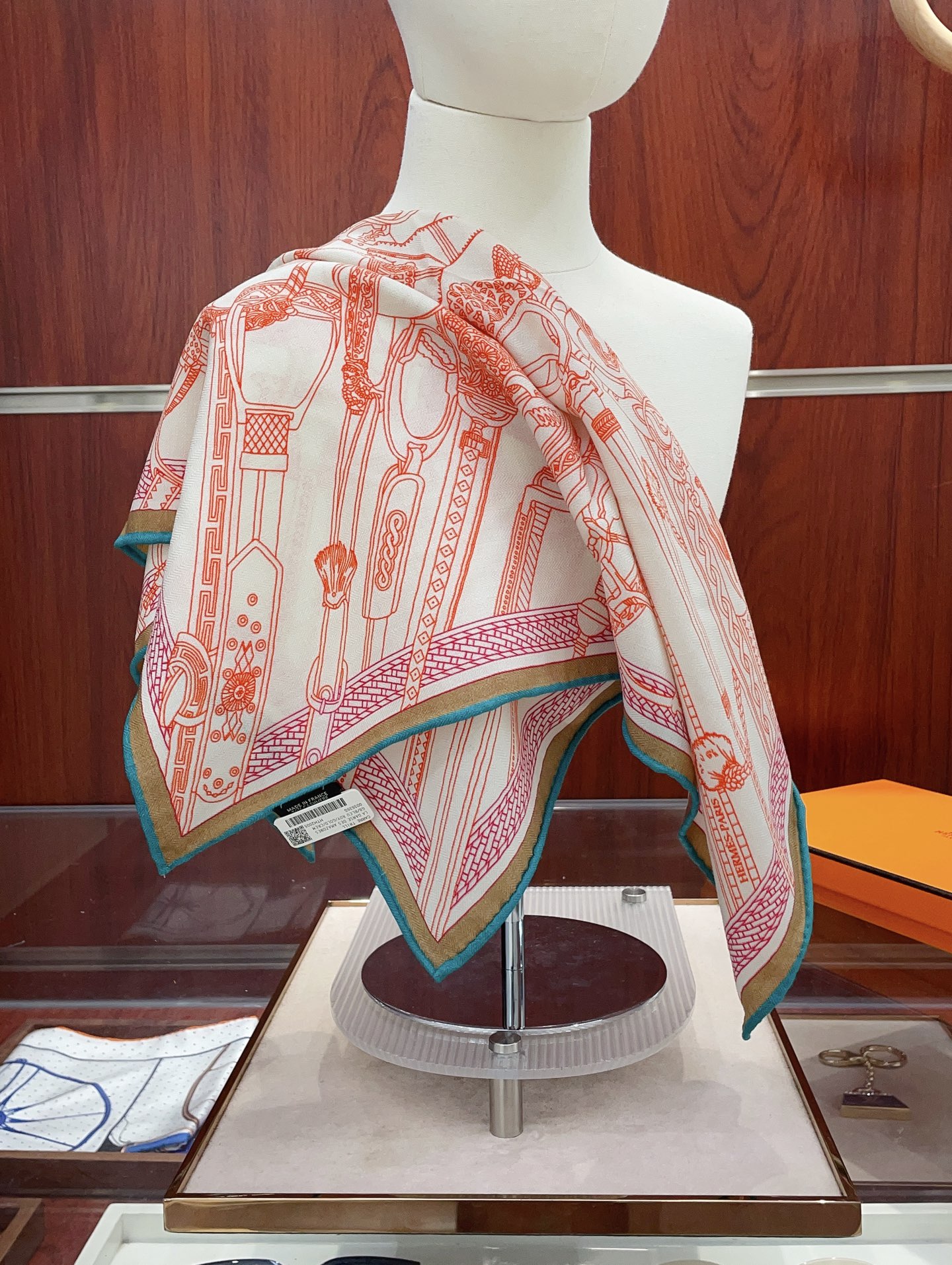 NO:603023,[Silk wool style, double-sided same color] New product H Home [Small square scarf] Autumn and winter silk wool style, you can switch styles at will, small yet elegant style, 65*65 gold size, high-end fashion without being too ostentatious, very design-like and elegant to the core!  This year’s new series~ is really beautiful with such a design!  A must!  The upper body effect is simply high-end and elegant!  70 wool silk high version scarf, high version scarf, gold19860909【丝毛款 双面同色】新品 H家【小方巾】秋冬丝毛款 随意切换造型 ,小巧又不失优雅的款式 65*65 黄金尺寸 高级时尚又不会过于张扬,很有设计感~气质到骨子里！今年新出的系列~真的被这样的设计美！必入！上身效果简直高级优雅气质到不行！70羊毛丝高版本围巾,高版本围巾,gold,scarf