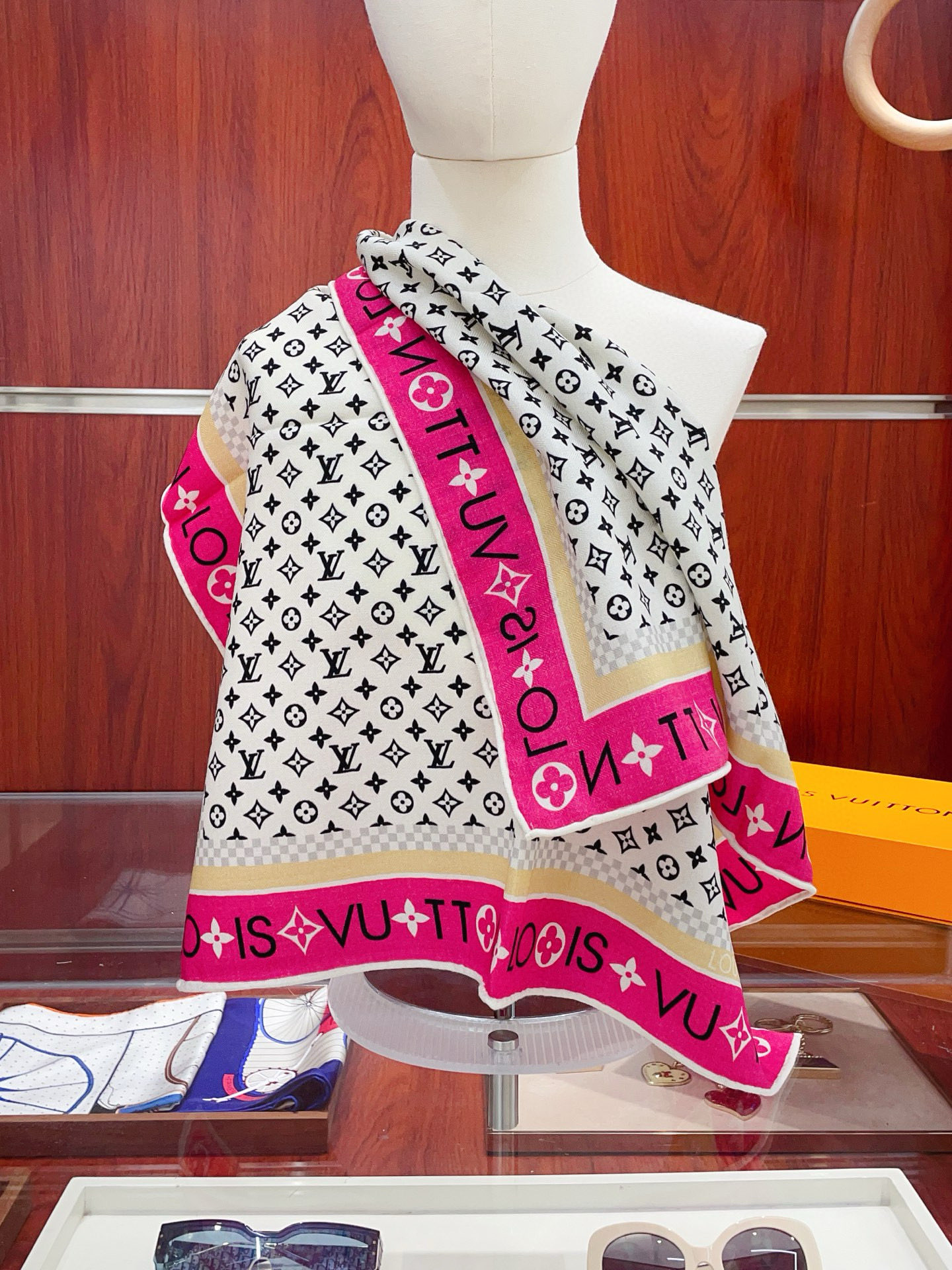 NO:603025,[Silk wool style, double-sided same color] New product L's [Small square scarf] Autumn and winter silk wool style, you can switch styles at will, compact yet elegant style, 60*60 gold size, high-end fashion without being too ostentatious, very design-like and elegant to the core!  This year’s new series~ is really beautiful with such a design!  A must!  The upper body effect is simply high-end and elegant!  70 cashmere silk high version scarf, high version scarf, louis vuitton, gold19860909【丝毛款 双面同色】新品 L家【小方巾】秋冬丝毛款 随意切换造型 ,小巧又不失优雅的款式 60*60 黄金尺寸 高级时尚又不会过于张扬,很有设计感~气质到骨子里！今年新出的系列~真的被这样的设计美！必入！上身效果简直高级优雅气质到不行！70羊绒丝高版本围巾,高版本围巾,louis vuitton,gold,scarf