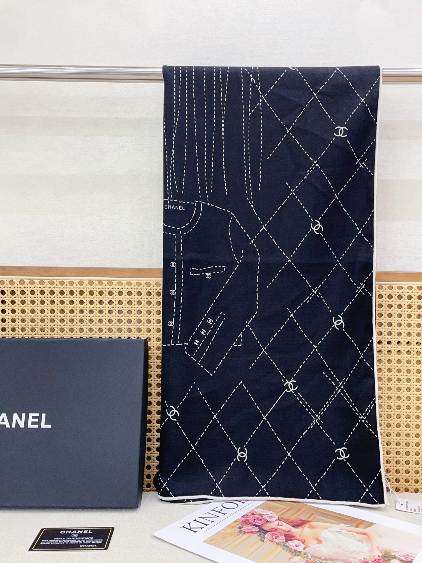 ✨✨【双面同色 丝毛款】小香 羊绒方巾‼️抢‼️VIP推荐 ‼️👍下手一定要快【高端 大爱 ‼️纯羊绒 