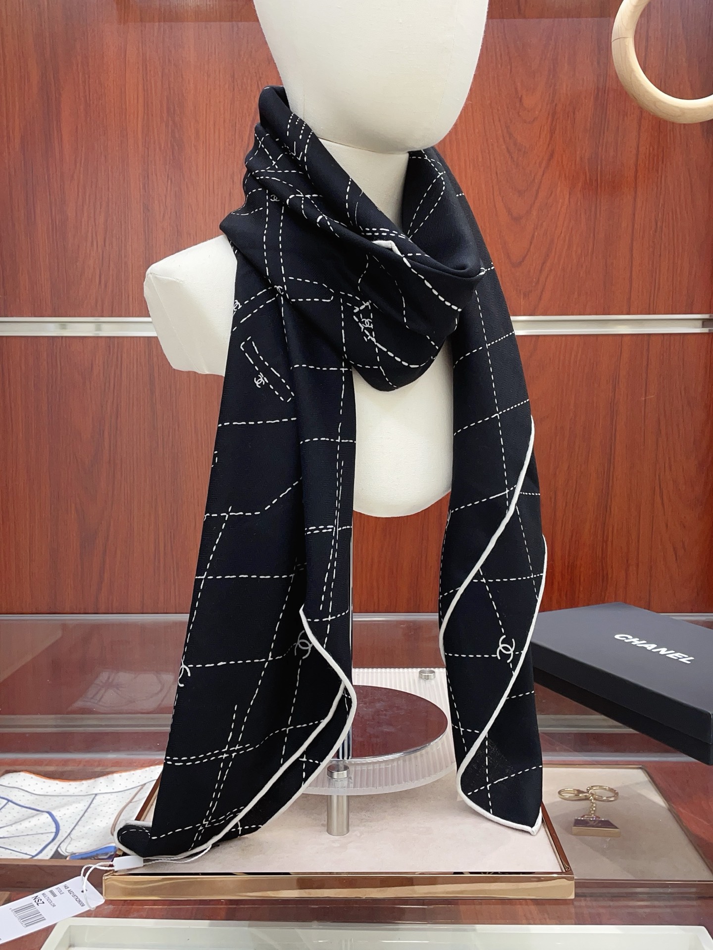 NO:603027,[Double-sided same color, silk wool style] Xiaoxiang cashmere square scarf grab VIP recommendation, be sure to buy it quickly [high-end love pure cashmere, baby touch is comfortable, it is a woman's stunner, very few goods can be used in all seasons, it is really beautiful and makes people very, very excited. The upper body effect is simply beautiful. The quality is perfect. The whole scarf gives a big-name aura and is very delicate and beautiful at the same time. It is definitely a new style worth buying. Once you get the real thing, you will be glad that you are a woman's perfect product.  It is worth appreciating the perfect temperament and taste. Ditails are preferred by VIPs. Upper size 140*140cm.70 cashmere silk high version scarf, high version scarf, real silk19860909【双面同色 丝毛款】小香 羊绒方巾抢VIP推荐 下手一定要快【高端 大爱 纯羊绒 婴儿触感舒服到飞女人尤物 货极少 四季都可以用真心美的让人非常非常心动 上身效果简直美翻了 品质非常完美 整个围巾给人大牌气场的同时又非常精致秀丽绝对值得入手的新款 实物一拿到就会庆幸自己是女人的绝美好货 值得品鉴完美气质品味Ditails首选VIP们 上尺寸140*140cm.70羊绒真丝高版本围巾,高版本围巾,real silk,scarf