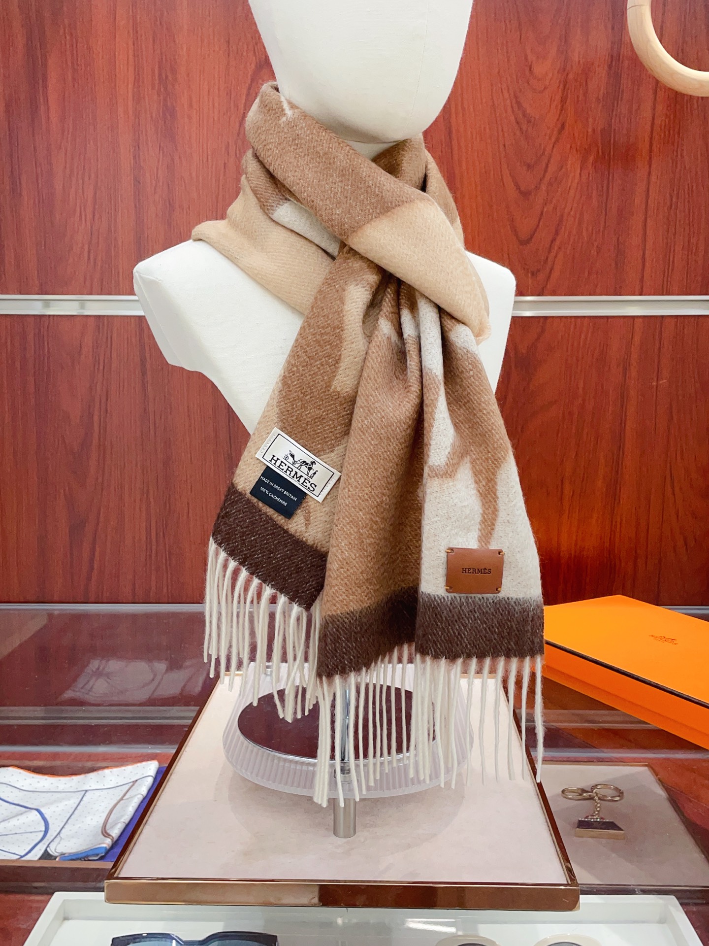 NO:603029,[Full cashmere style] H family's new style [genuine leather LOGO] cashmere long scarf is so beautiful [crying] Royal palace-level top quality same style for men and women. Imported pure cashmere jacquard. It feels soft, comfortable and beautiful. It really matches the skin tone of the upper body. It is versatile. You can decide whether it looks good or not. Scarf size, selected pure cashmere, 180*30cm. Best choice for gift giving, high version scarf, high version scarf19860909【全羊绒款】H家新款【真皮LOGO】羊绒长巾美翻了[流泪]御用殿堂级极品男女同款 进口纯羊绒提花 手感柔软舒适美丽至极 真的 上身极为衬肤色 百搭 好看不好看自己看吧 围巾尺寸,精选纯羊绒,180*30cm 送礼首选佳品高版本围巾,高版本围巾,scarf