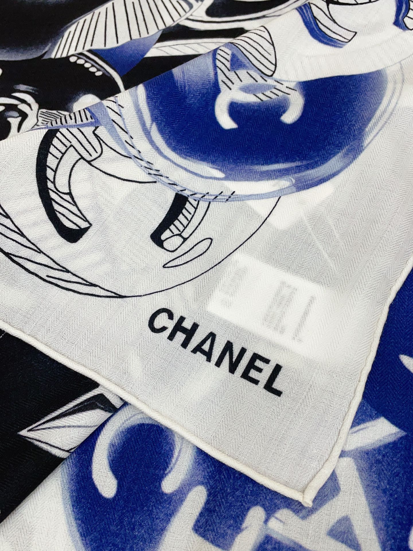 ✨✨【双面同色 丝毛款】小香 羊绒方巾‼️抢‼️VIP推荐 ‼️👍下手一定要快【高端 大爱 ‼️纯羊绒 