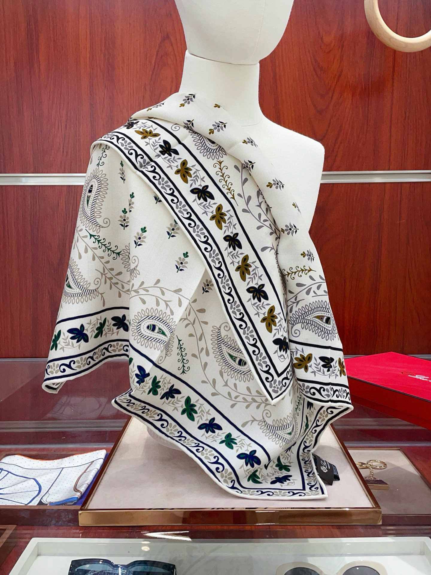 NO:603040,[Silk wool style, double-sided and different colors] New product LP Home [Small square scarf] Spring and summer silk style, you can switch styles at will, small and elegant style 65*65 gold size, high fashion without being too ostentatious, very design-like and elegant to the core!  This year’s new series~ is really beautiful with such a design!  A must!  The upper body effect is simply high-end and elegant!  High version scarf, high version scarf, loro piana, real silk, gold19860909【丝毛款 双面异色】新品 LP家【小方巾】春夏真丝款 随意切换造型 ,小巧又不失优雅的款式 65*65 黄金尺寸 高级时尚又不会过于张扬,很有设计感~气质到骨子里！今年新出的系列~真的被这样的设计美！必入！上身效果简直高级优雅气质到不行！高版本围巾,高版本围巾,loro piana,real silk,gold,scarf