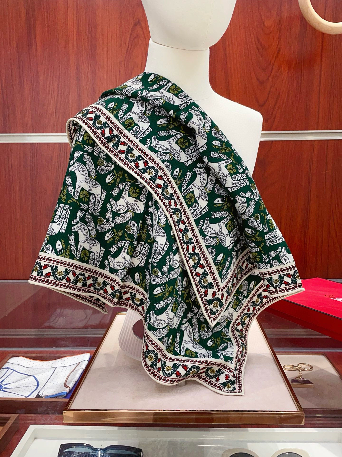 NO:603043,[Silk wool style, double-sided same color] New product LP Home [Small square scarf] Spring and summer silk style, you can switch styles at will, compact yet elegant style, 65*65 gold size, high-end fashion without being too ostentatious, very design-like and elegant to the core!  This year’s new series~ is really beautiful with such a design!  A must!  The upper body effect is simply high-end and elegant!  High version scarf, high version scarf, loro piana, real silk, gold19860909【丝毛款 双面同色】新品 LP家【小方巾】春夏真丝款 随意切换造型 ,小巧又不失优雅的款式 65*65 黄金尺寸 高级时尚又不会过于张扬,很有设计感~气质到骨子里！今年新出的系列~真的被这样的设计美！必入！上身效果简直高级优雅气质到不行！高版本围巾,高版本围巾,loro piana,real silk,gold,scarf