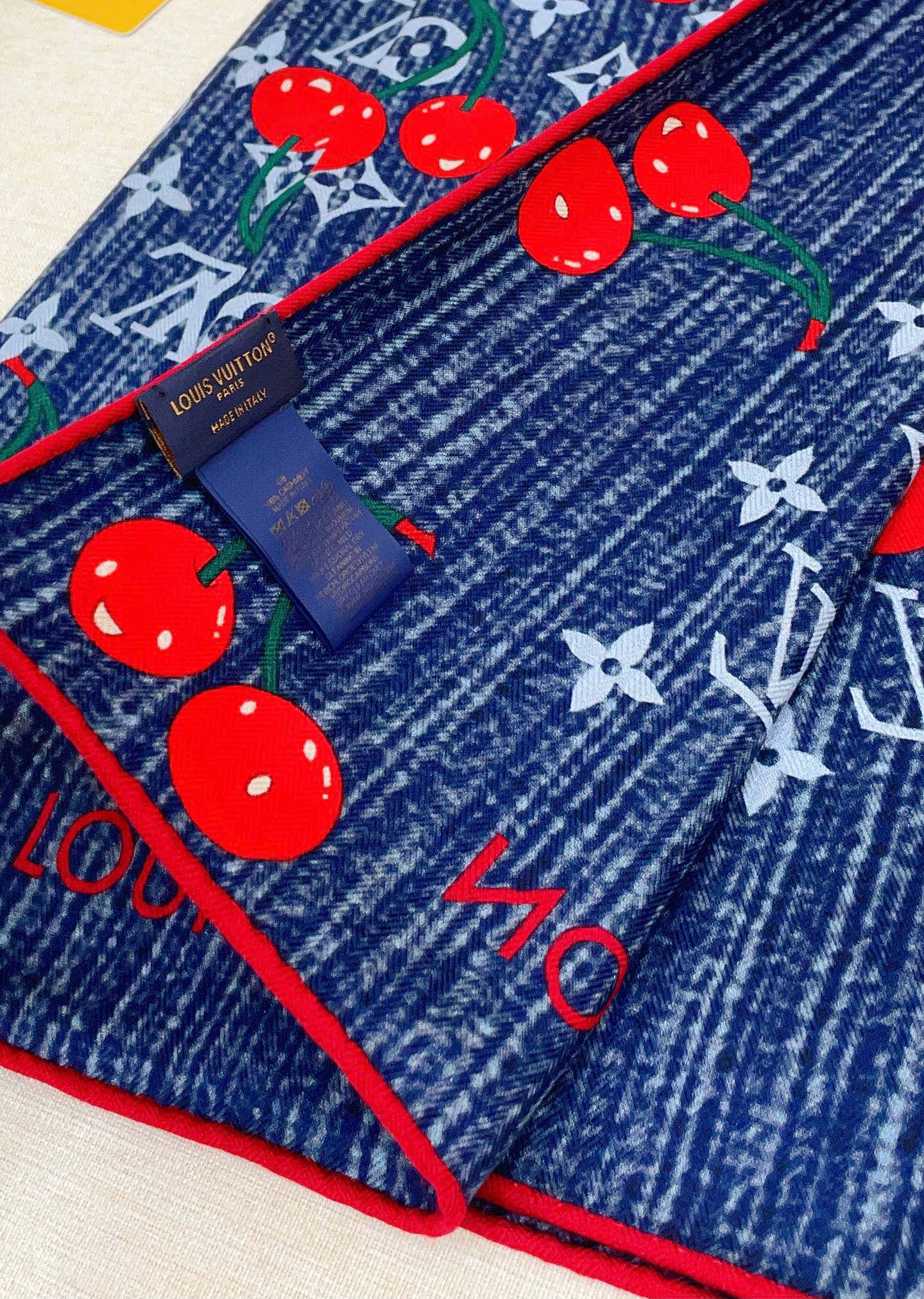 ✨✨【双面同色 丝毛款】L家羊绒新款 买了都说好看‼️推荐💕双面同色羊绒方巾‼️驴家ZG爆款🎁💟立体呈现