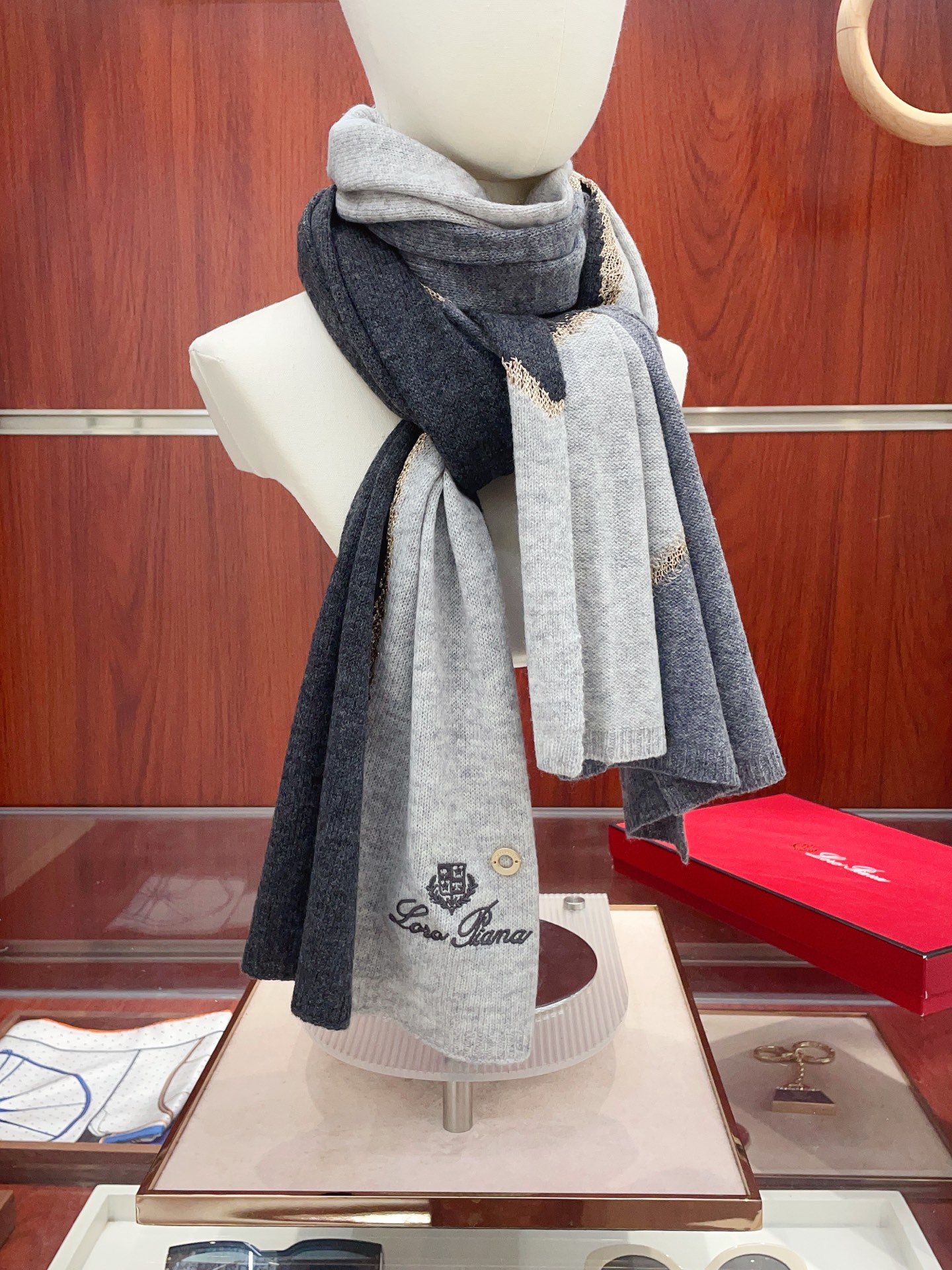 NO:603049,Absolutely epic cutting-edge cashmere knitted [LP gold thread color-blocked shawl] The cashmere gold thread knitted shawl is elegant and soft in nature. The texture is skin-friendly, soft and very comfortable. The seams are connected with high-quality non-fading gold threads. The elegant color of natural pure cashmere matches the shining effect of gold threads. It is very colorful and high-end. Whether it is a gift or for personal use, it is the best choice for her.  The most high-end model of the 'Walking with You Warmth' series, it feels soft and comfortable. Absolutely warm enjoyment. This quality level is basically not seen in the domestic market, so enjoy it secretly if you can see it. It is low-key luxury and has connotation. This scarf is definitely a luxurious gift to reward yourself and give to your relatives and close friends. Specification, 70*180cm, Cashmere  Cashmere. High version scarf, high version scarf, loro piana, shawls19860909绝对史诗级尖端山羊绒针织【LP金丝拼色披肩】羊绒金丝针织披肩实物雅致柔和.质感上亲肤柔软十分舒适.接缝处选用上好不掉色金线连接,天然纯羊绒儒雅的色泽配合金线的闪亮效果.十分的出彩显高档.无论送人还是自用都是ZUI好的选择,让她陪你温暖行走江湖系列最高端的一款,手感软糯舒适.绝对温暖的享受.这样的品质级别内销市场基本是见不到的,所以能见到的都偷着乐吧,低调奢华有内涵,此款围巾绝对是犒赏自己送亲人密友的奢华礼物,规格,70*180cm,Cashmere 山羊绒.高版本围巾,高版本围巾,loro piana,shawls,scarf