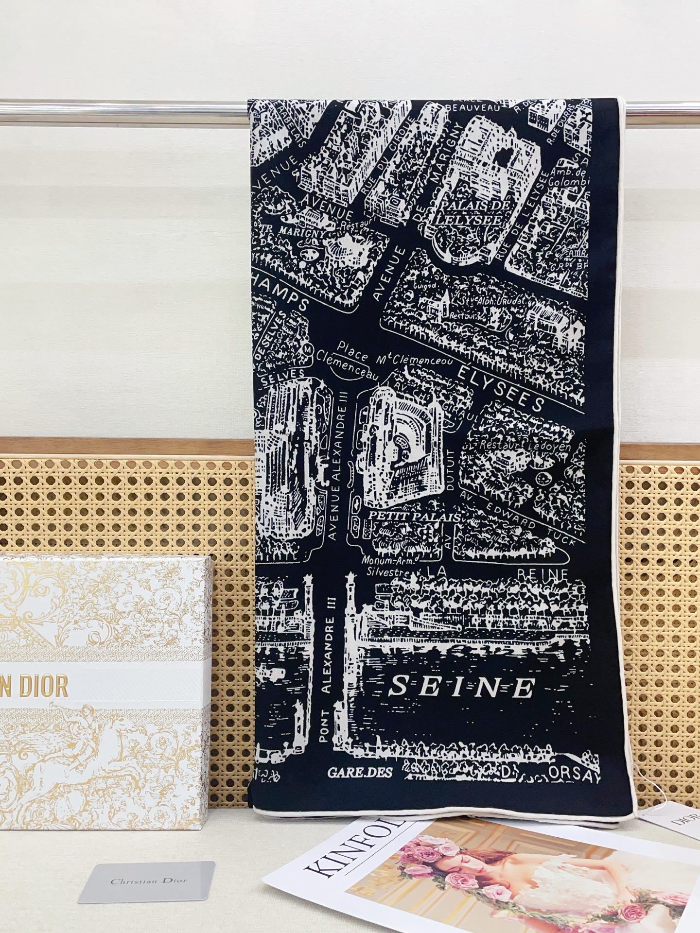 ✨✨【双面同色 丝毛款】CD家羊绒新款 买了都说好看‼️推荐💕双面同色羊绒方巾‼️D家ZG爆款🎁💟立体呈