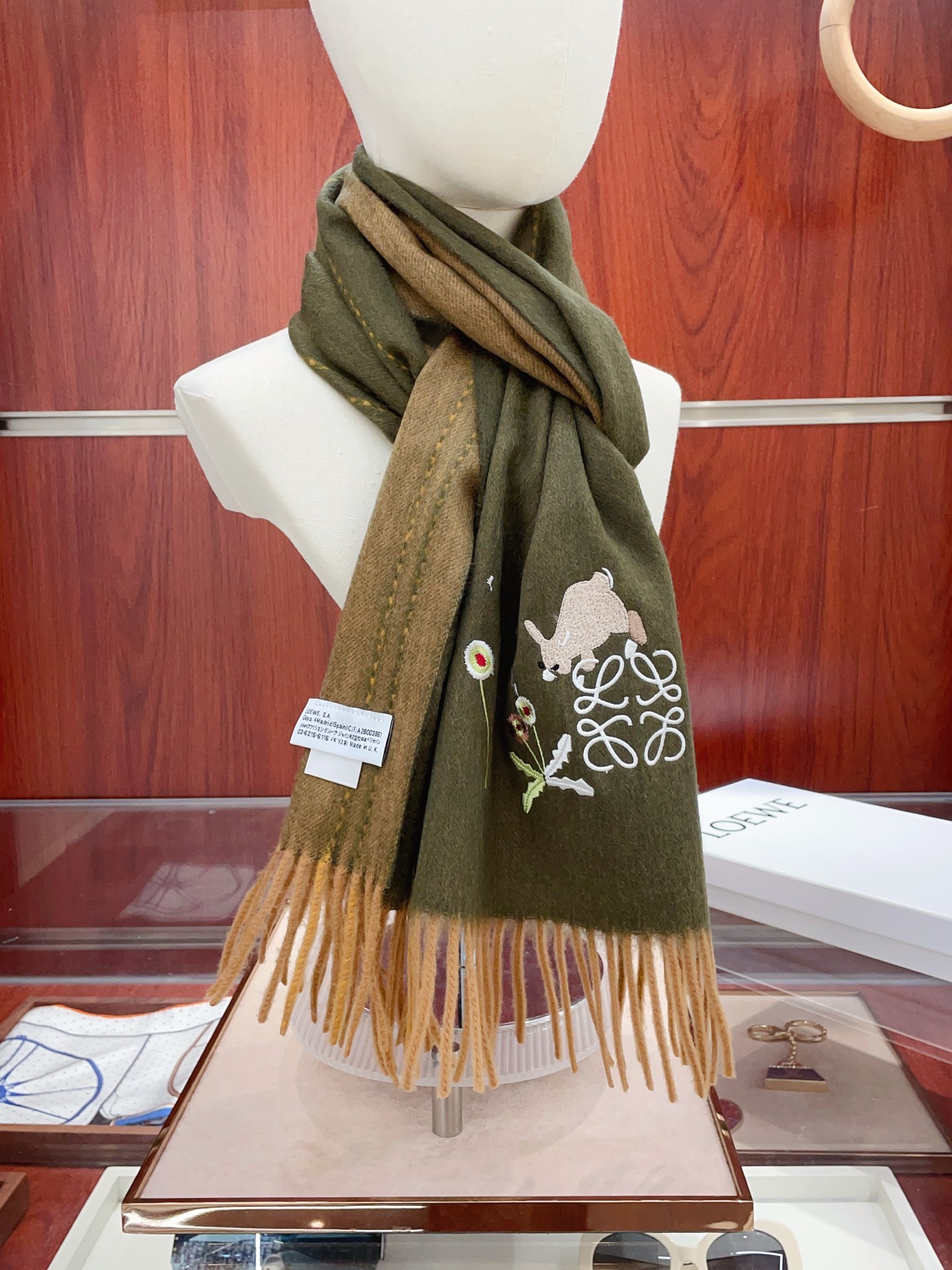 NO:603064,Luo Yiwei's [Men's and Women's Scarf] is a rare high-end men's style!  LOE's very authentic men's scarf ~ I love the fabric, it's very soft, delicate and comfortable, with slight water ripples!  The atmosphere is simple, the color is super good-looking, and any boy will like it. The large logo is very exquisite. The size is 30*180 (including tassels). It is suitable for formal wear or casual wear. It can be folded in half or hung in a circle. It is stylish for a gentleman and has a warm demeanor!  Material wool mixed cashmere high version scarf, high version scarf, loewe, loewe19860909罗意威【男女围巾】怒赞自留,难得的高端男款！LOE非常正的男士围巾~面料大爱,非常柔软细腻舒服,轻度水波纹！大气简约,超级好看的男神配色,任何男生都会喜欢的款吧,大大Logo非常精致的点缀规格30*180（含穗子）搭配正装或者搭配休闲装都很合适~对折挂围或者绕圈围都完全可以,绅士有型~有温度的风度！材质羊毛混羊绒高版本围巾,高版本围巾,loewe,loewe,scarf