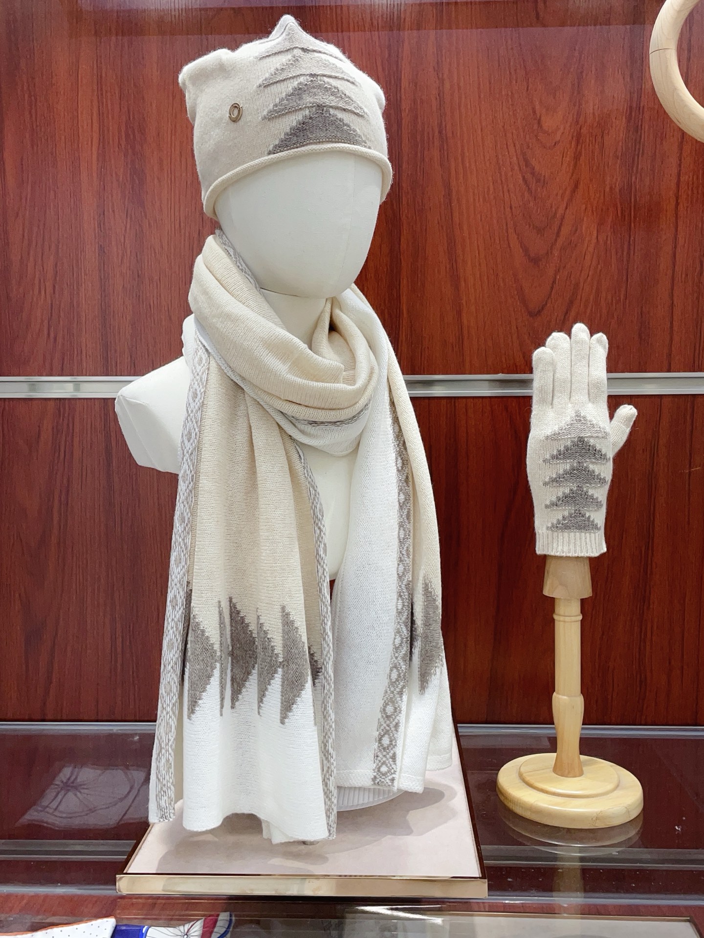 NO:603067,[LP Family Cashmere Three-piece Suit] LP’s rare knitted item, gentle color matching, super obsessed with temperament, low-key, quiet and elegant. Highly recommended! It’s heart-warming in a second!  !  !  High-end, luxurious!  eternal!  It’s not the kind of style that goes by in a flash!  !  !  Clothing that maximizes improvement!  The color matching knitted cashmere scarf newly released by LP this year is so beautiful. Sisters who know how to match it must understand. This design can greatly enhance the style and aura in autumn and winter. Regardless of perfect, beautiful figure or temperament, this design is a tool to quickly and maximize the improvement of clothing. size45*180cm, top knitted cashmere high version scarf, high version scarf, loro piana19860909【LP家 羊绒三件套装】LP难得一见的针织单品,温柔配色,超级迷恋气质低调恬静又不失优雅重点推荐一秒心动啊！！！高级,奢华！永恒！不是那种过眼云烟的款式！！！最大化提升的衣品！LP家今年新出的配色针织羊绒围巾,太好看了,会搭配的姐妹一定懂,这样的设计在秋冬季穿搭上很能提升造型气场无可挑剔,无论完,美身材,气质,这种设计,是快速也是最大化提升衣品的利器size45*180cm,顶级针织羊绒高版本围巾,高版本围巾,loro piana,scarf