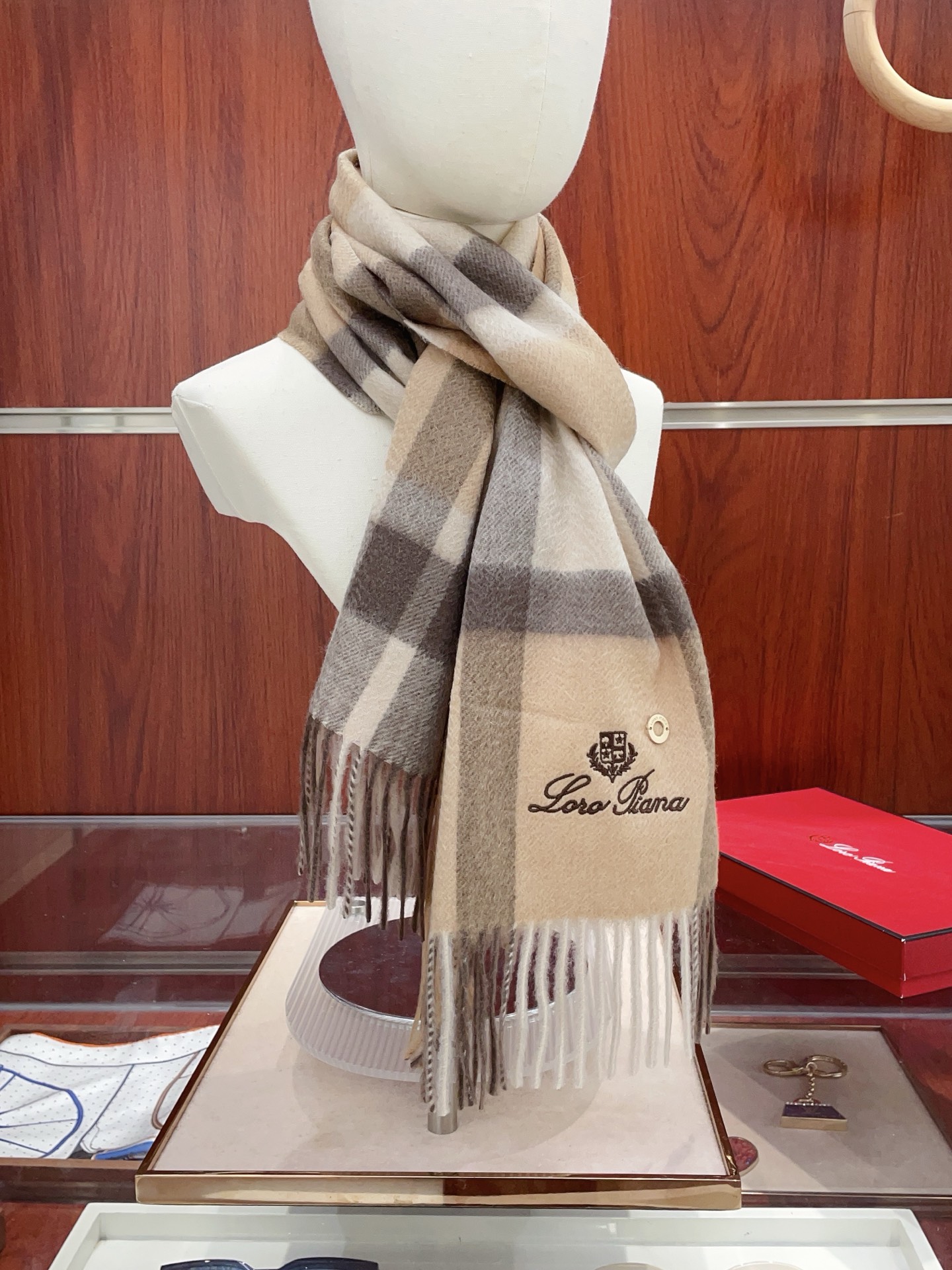 NO:603041,[All cashmere style] Loro Piana ·  Nuoyoupanya is too high to give away and keep for yourself. It has launched a lot of new products, hot-selling products, and the best hard goods in the channel~ It feels soft and waxy, and the fabric is more lustrous, which also increases the brightness of the colors. LP has always strictly selected the highest quality cashmere as the benchmark. Without comparison, there is no harm. The world's top cashmere makes the scarf extremely luxurious, and it also increases the number of products.  For beauty and functionality, you must keep two of each color. No headaches when matching, and no regrets for ten thousand years. What is particularly recommended is that this style is a plaid color series, carefully selected popular colors, the color is bright and high-end, and the whole family can match any color. 30*180cm, all cashmere high version scarf, high version scarf, loro  piana,loro piana19860909【全羊绒款】Loro Piana · 诺悠翩雅送人自留都太高大上了重磅上新,爆款爆款,渠道极品硬货～手感软糯,面料更有光泽,也增加了色彩的鲜艳度LP一直以严格选用最高品质的羊绒为基准,没有对比就没有伤害,世界最顶级羊绒更是让围巾奢华到不行,更是增加了美感和功能性,每色必留两条,搭配不头疼,不留后悔一万年,特别值得推荐的是,此款是格纹色系,精挑细选的流行配色,色彩感鲜明又高级的感觉全家哪个颜色都可以互相搭配30*180cm,全羊绒高版本围巾,高版本围巾,loro piana,loro piana,scarf