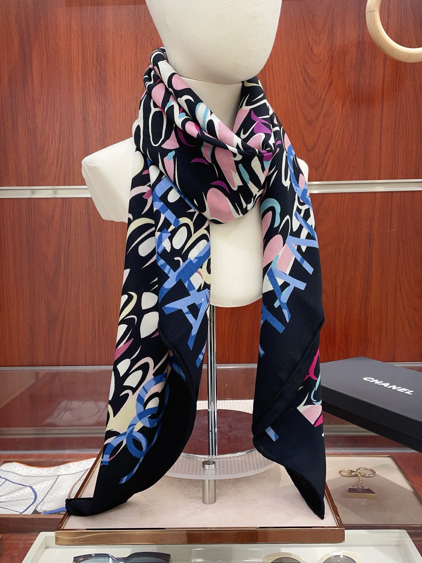 NO:603047,[Double-sided same color, silk wool style] Xiaoxiang cashmere square scarf grab VIP recommendation, be sure to buy it quickly [high-end love pure cashmere, baby touch is comfortable, it is a woman's stunner, very few goods can be used in all seasons, it is really beautiful and makes people very, very excited. The upper body effect is simply beautiful. The quality is perfect. The whole scarf gives a big-name aura and is very delicate and beautiful at the same time. It is definitely a new style worth buying. Once you get the real thing, you will be glad that you are a woman's perfect product.  It is worth appreciating the perfect temperament and taste. Ditails are preferred by VIPs. Upper size 140*140cm.70 cashmere silk high version scarf, high version scarf, real silk19860909【双面同色 丝毛款】小香 羊绒方巾抢VIP推荐 下手一定要快【高端 大爱 纯羊绒 婴儿触感舒服到飞女人尤物 货极少 四季都可以用真心美的让人非常非常心动 上身效果简直美翻了 品质非常完美 整个围巾给人大牌气场的同时又非常精致秀丽绝对值得入手的新款 实物一拿到就会庆幸自己是女人的绝美好货 值得品鉴完美气质品味Ditails首选VIP们 上尺寸140*140cm.70羊绒真丝高版本围巾,高版本围巾,real silk,scarf