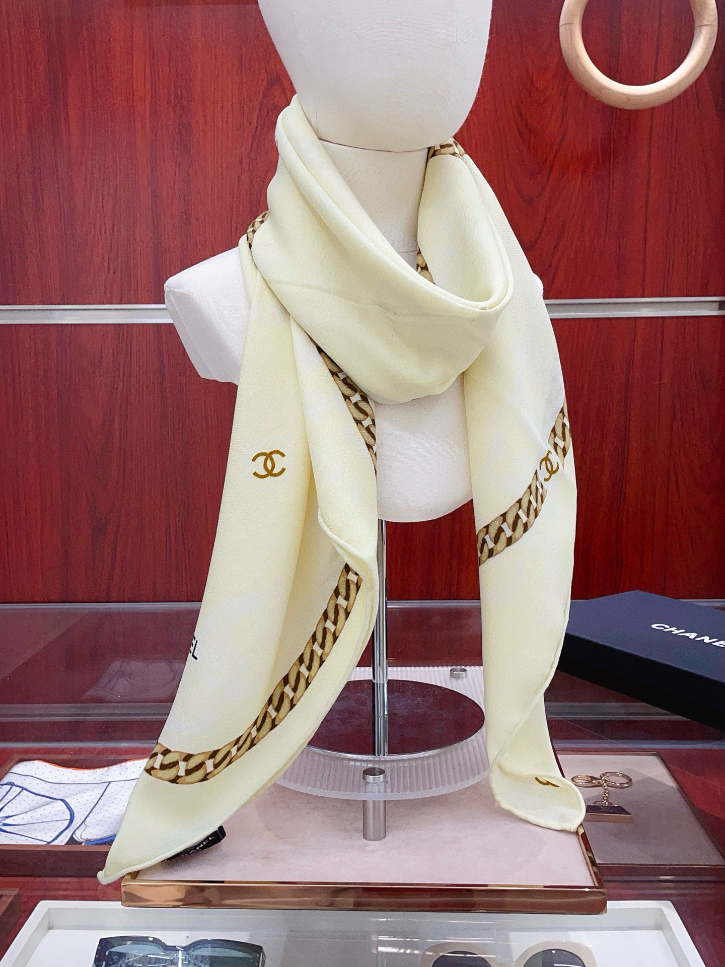 NO:603042,[Double-sided same color, silk wool style] Xiaoxiang cashmere square scarf grab VIP recommendation, be sure to buy it quickly [high-end love pure cashmere, baby touch is comfortable, it is a woman's stunner, very few goods can be used in all seasons, it is really beautiful and makes people very, very excited. The upper body effect is simply beautiful. The quality is perfect. The whole scarf gives a big-name aura and is very delicate and beautiful at the same time. It is definitely a new style worth buying. Once you get the real thing, you will be glad that you are a woman's perfect product.  It is worth appreciating the perfect temperament and taste. Ditails are preferred by VIPs. Upper size 140*140cm.70 cashmere silk high version scarf, high version scarf, real silk19860909【双面同色 丝毛款】小香 羊绒方巾抢VIP推荐 下手一定要快【高端 大爱 纯羊绒 婴儿触感舒服到飞女人尤物 货极少 四季都可以用真心美的让人非常非常心动 上身效果简直美翻了 品质非常完美 整个围巾给人大牌气场的同时又非常精致秀丽绝对值得入手的新款 实物一拿到就会庆幸自己是女人的绝美好货 值得品鉴完美气质品味Ditails首选VIP们 上尺寸140*140cm.70羊绒真丝高版本围巾,高版本围巾,real silk,scarf