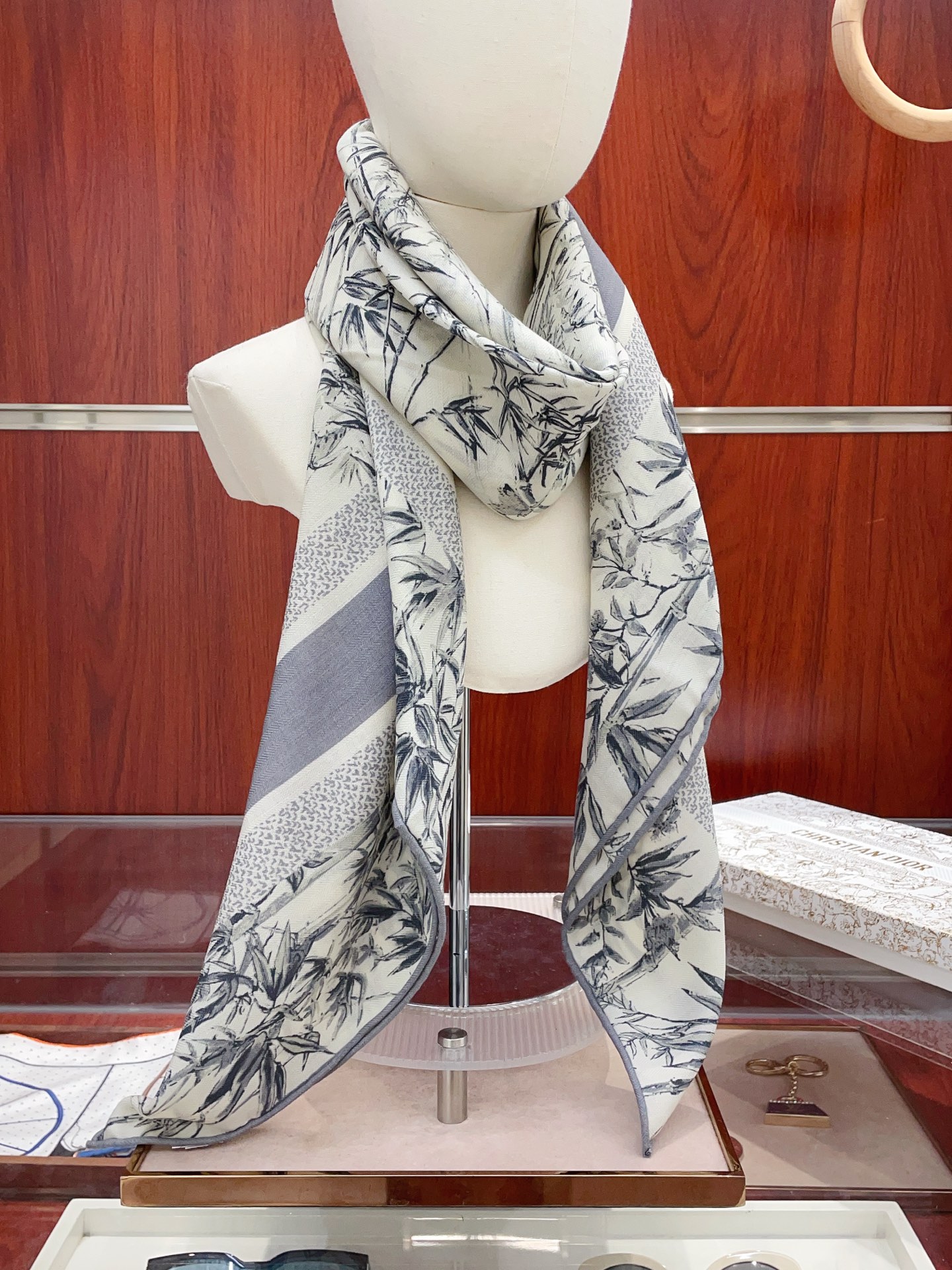 NO:603045,[Double-sided same color silk wool style] CD family cashmere new style. Everyone who bought it said it looks good. Recommend the double-sided cashmere square scarf of the same color. D family ZG hot style three-dimensional presentation of pattern texture, very high quality, special technology, high-end research and development, stunning appearance, special cutting-edge technology treatment, loved by Bai Fumei. Whether it is quality, style or price, they will scream for big brand control. Super high cost performance  Definitely worth buying, size 140cm*140cm, 70 cashmere silk high version scarf, high version scarf, dior, real silk19860909【双面同色 丝毛款】CD家羊绒新款 买了都说好看推荐双面同色羊绒方巾D家ZG爆款立体呈现图案纹路实物档次极高特殊工艺高端研发惊艳问世特殊尖端工艺处理受到白富美的喜欢 无论是品质 款式 价格都令大牌控的她们尖叫 超高性价比 绝对值得入手尺寸140cm*140cm,70羊绒真丝高版本围巾,高版本围巾,dior,real silk,scarf