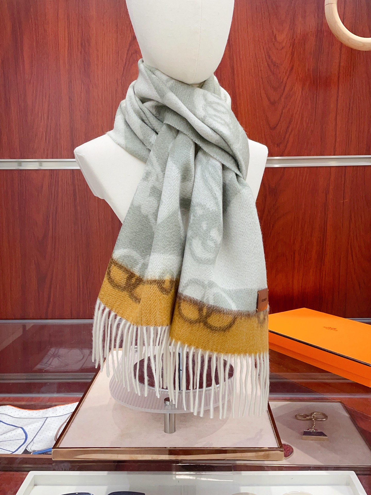 NO:603048,[Full cashmere style] H family's new style [genuine leather LOGO] cashmere long scarf is so beautiful [crying] Royal palace-level top quality same style for men and women. Imported pure cashmere jacquard. It feels soft, comfortable and beautiful. It really matches the skin tone of the upper body. It is versatile. You can decide whether it looks good or not. Scarf size, selected pure cashmere, 180*30cm. Best choice for gift giving, high version scarf, high version scarf19860909【全羊绒款】H家新款【真皮LOGO】羊绒长巾美翻了[流泪]御用殿堂级极品男女同款 进口纯羊绒提花 手感柔软舒适美丽至极 真的 上身极为衬肤色 百搭 好看不好看自己看吧 围巾尺寸,精选纯羊绒,180*30cm 送礼首选佳品高版本围巾,高版本围巾,scarf