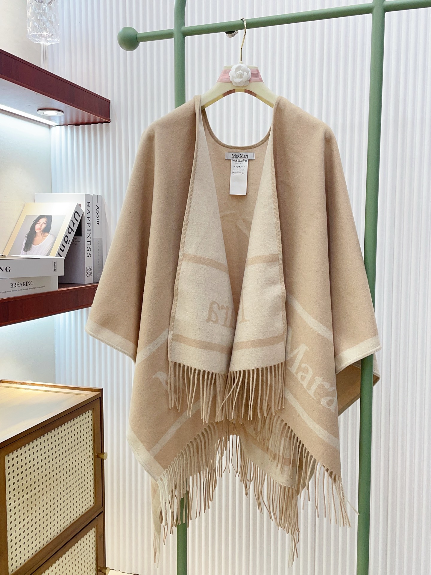 ✨✨ Maxmara臻品推荐，最火的斗篷披肩，秋冬新款！亲妈价格给力推荐！造型功能很强大！实物真的很赞！