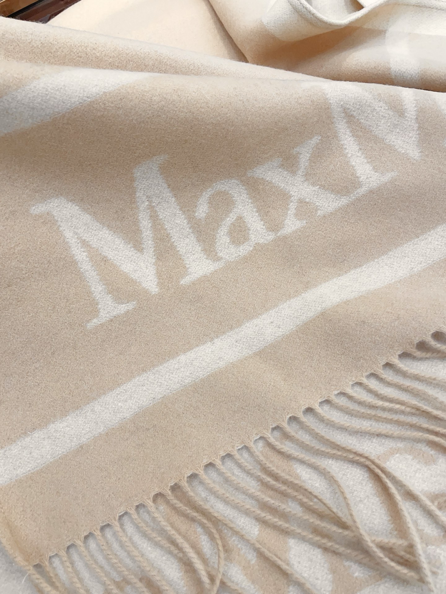 ✨✨ Maxmara臻品推荐，最火的斗篷披肩，秋冬新款！亲妈价格给力推荐！造型功能很强大！实物真的很赞！