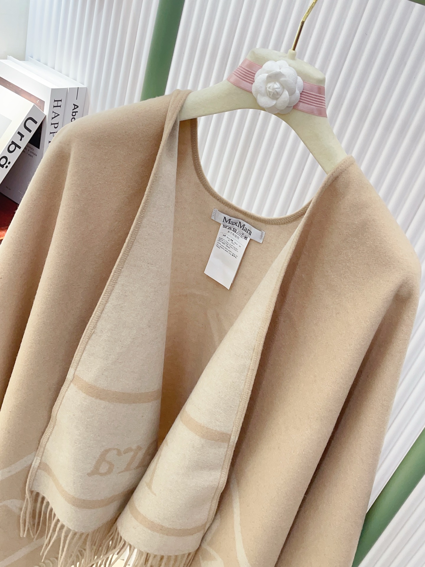 ✨✨ Maxmara臻品推荐，最火的斗篷披肩，秋冬新款！亲妈价格给力推荐！造型功能很强大！实物真的很赞！