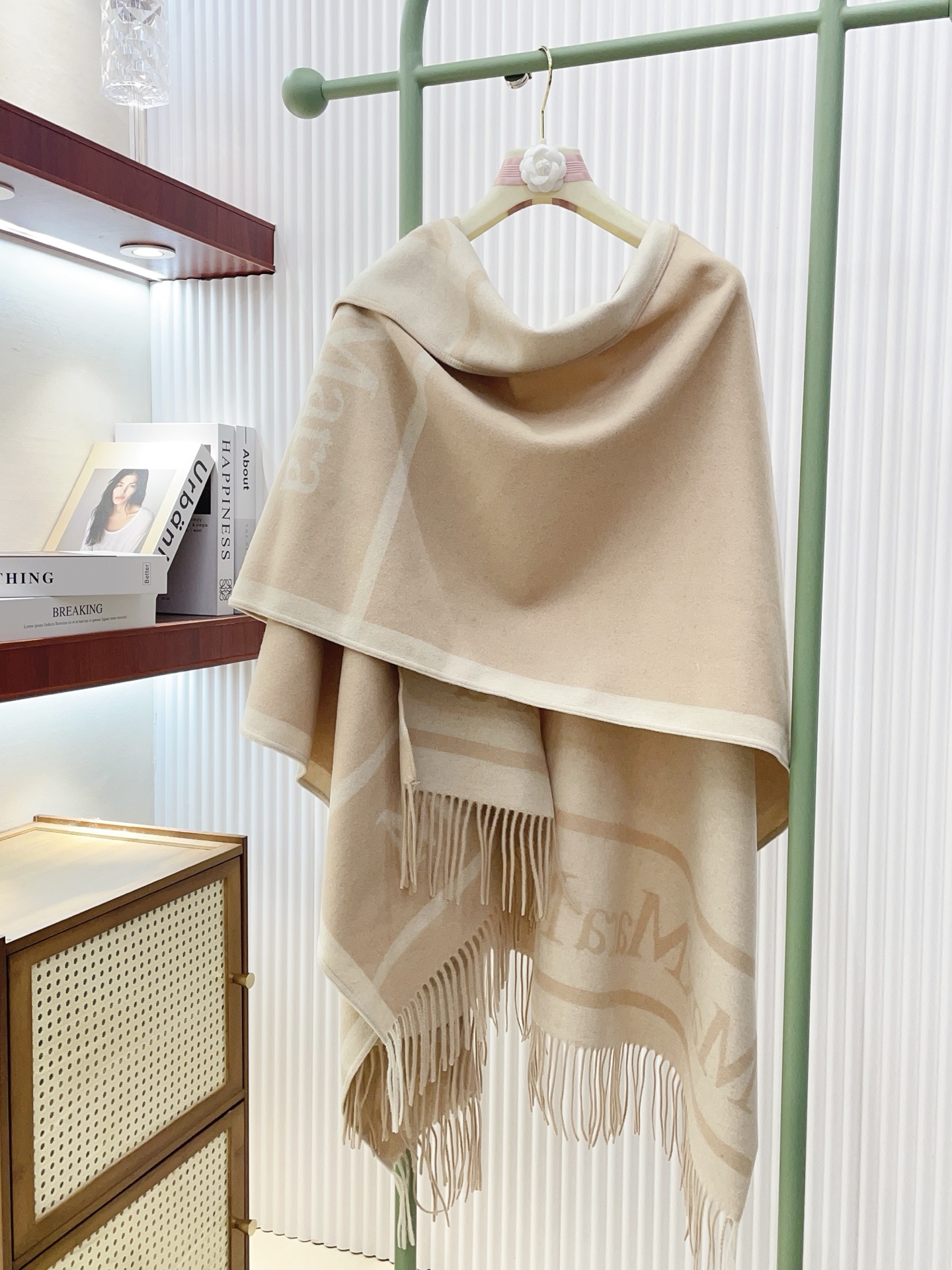 ✨✨ Maxmara臻品推荐，最火的斗篷披肩，秋冬新款！亲妈价格给力推荐！造型功能很强大！实物真的很赞！