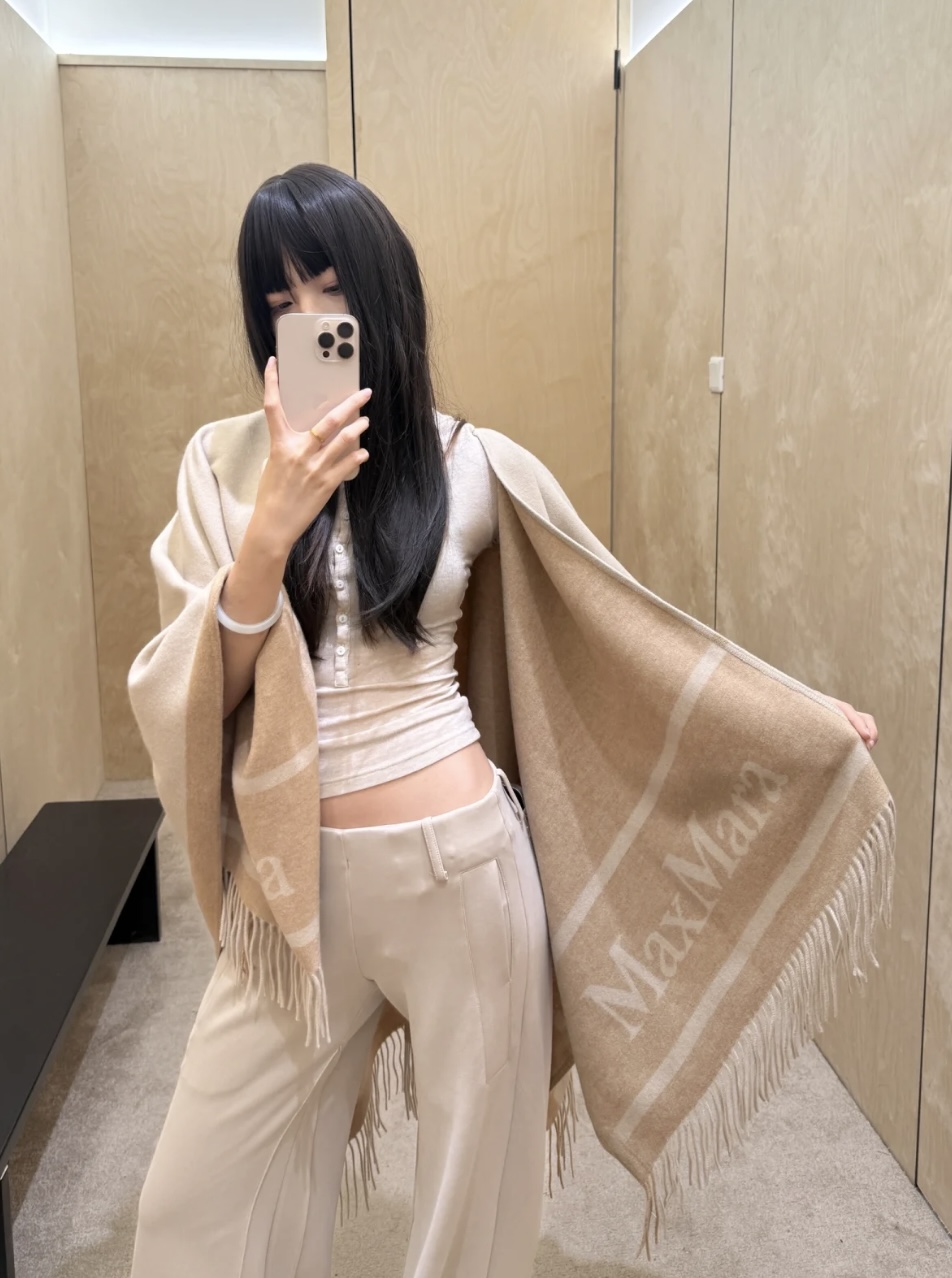✨✨ Maxmara臻品推荐，最火的斗篷披肩，秋冬新款！亲妈价格给力推荐！造型功能很强大！实物真的很赞！