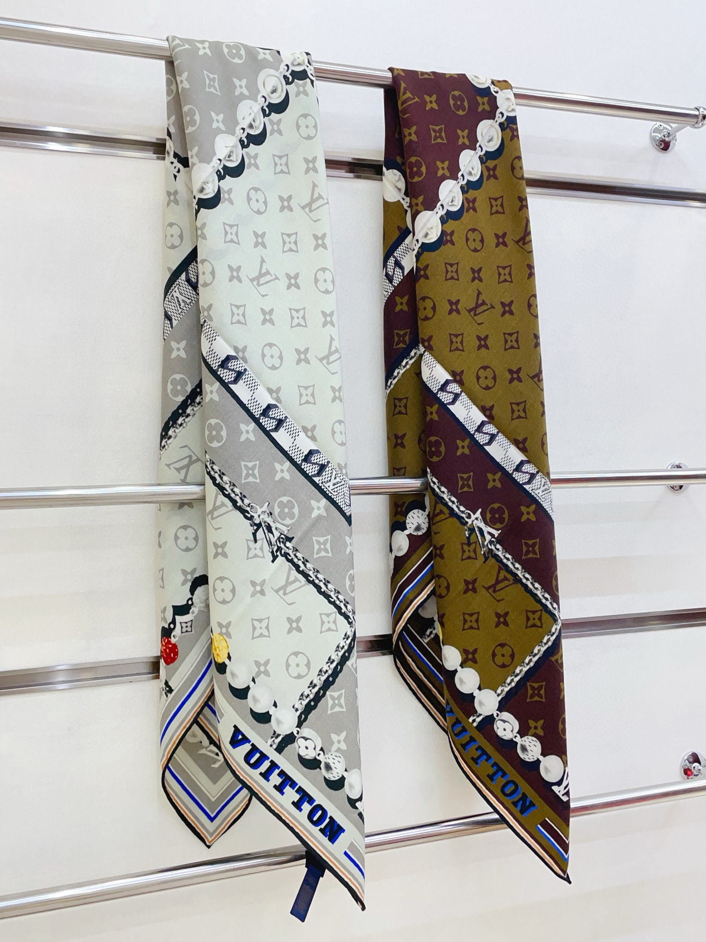 ✨✨【双面同色 丝毛款】L家羊绒新款 买了都说好看‼️推荐💕双面同色羊绒方巾‼️驴家ZG爆款🎁💟立体呈现