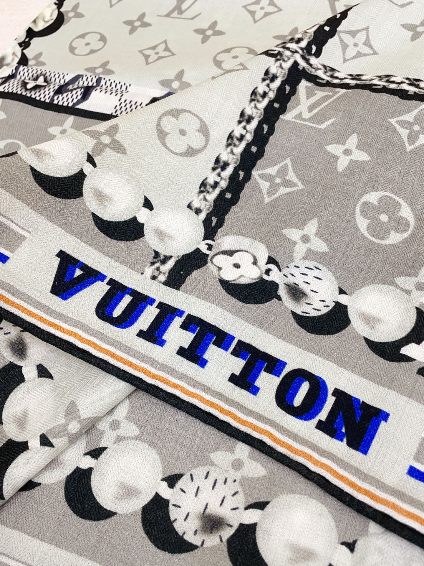 ✨✨【双面同色 丝毛款】L家羊绒新款 买了都说好看‼️推荐💕双面同色羊绒方巾‼️驴家ZG爆款🎁💟立体呈现