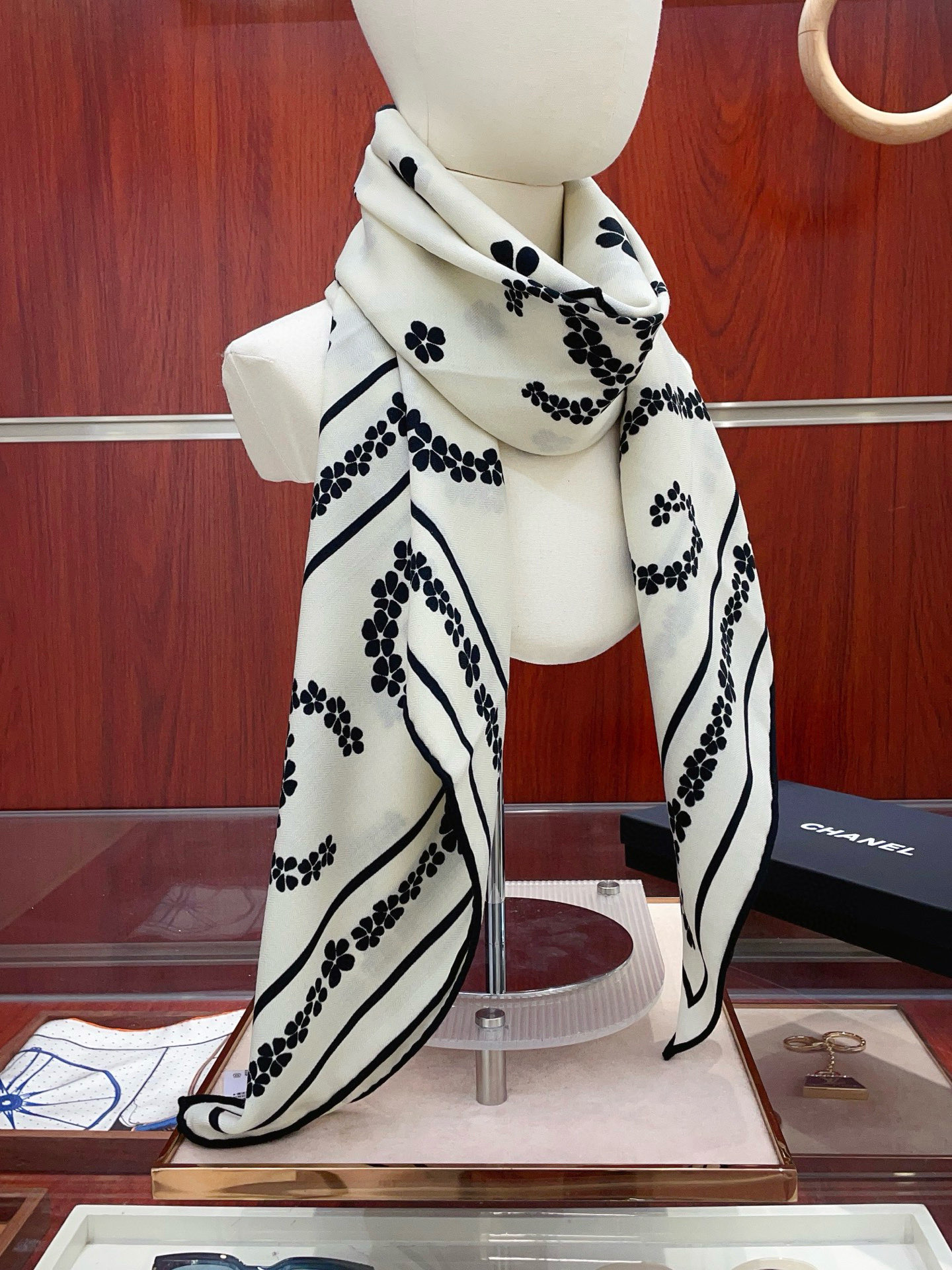 NO:714812,[Double-sided same color, silk wool style] Xiaoxiang cashmere square scarf grab VIP recommendation, be sure to buy it quickly [high-end love pure cashmere, baby touch is comfortable, it is a woman's stunner, very few goods can be used in all seasons, it is really beautiful and makes people very, very excited. The upper body effect is simply beautiful. The quality is perfect. The whole scarf gives a big-name aura and is very delicate and beautiful at the same time. It is definitely a new style worth buying. Once you get the real thing, you will be glad that you are a woman's perfect product.  It is worth appreciating the perfect temperament and taste. Ditails are preferred by VIPs. Upper size 140*140cm.70 cashmere silk high version scarf, high version scarf, real silk19860909【双面同色 丝毛款】小香 羊绒方巾抢VIP推荐 下手一定要快【高端 大爱 纯羊绒 婴儿触感舒服到飞女人尤物 货极少 四季都可以用真心美的让人非常非常心动 上身效果简直美翻了 品质非常完美 整个围巾给人大牌气场的同时又非常精致秀丽绝对值得入手的新款 实物一拿到就会庆幸自己是女人的绝美好货 值得品鉴完美气质品味Ditails首选VIP们 上尺寸140*140cm.70羊绒真丝高版本围巾,高版本围巾,real silk,scarf