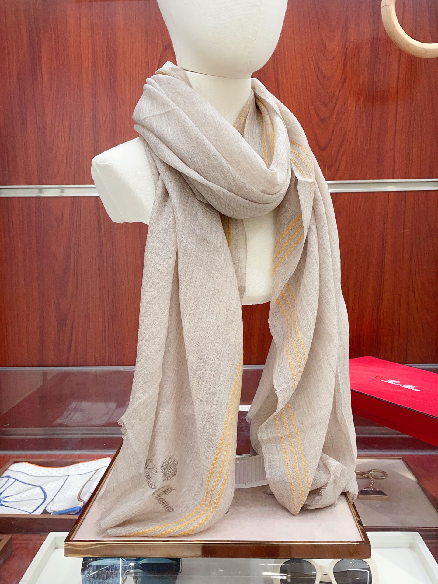 NO:619550,[LP plaid solid color line long scarf] High-end products are presented, unique and unprecedented pure cashmere. It feels so good that it is definitely a slow-handled one. The technology uses imported 300 pure plaid cashmere sequin embellishments, which is very classy and low-key with a little luxury. Size 200*100cm imported pure cashmere high version scarf, high version scarf, loro piana19860909【LP格纯色线条长巾】高尖端产物重磅呈现 ,绝无仅有 史无前例 纯山羊绒 手感好到爆绝对又是一款手慢无 工艺上采用的是进口300支纯格纹羊绒亮片点缀,非常显档次,低调中带着小奢华.尺寸200*100cm 进口纯羊绒高版本围巾,高版本围巾,loro piana,scarf