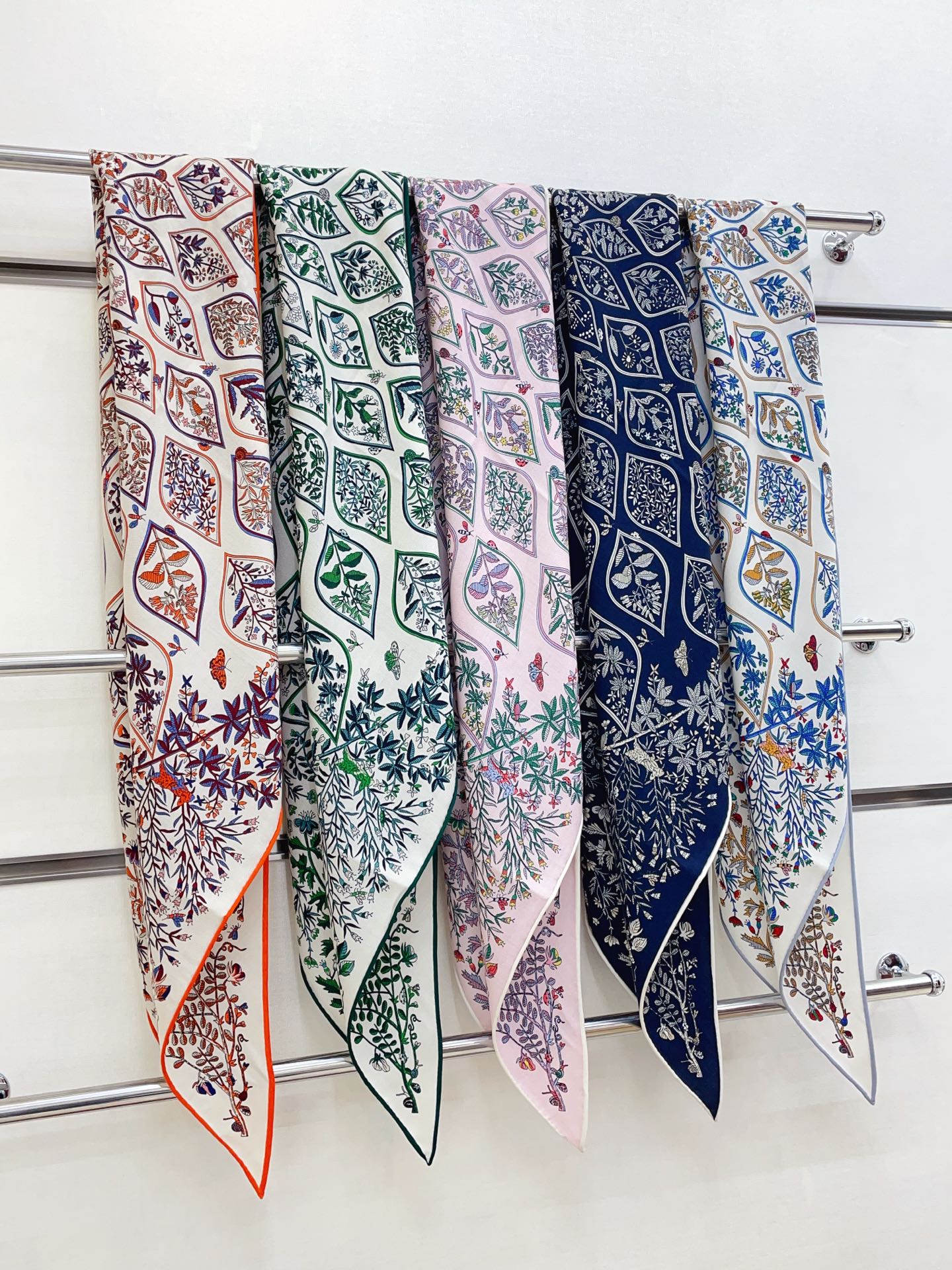 ✨✨【加厚丝毛款 双面同色】上新💏顶级H家专柜最新款【药用植物图鉴 大三角巾】多功能三角巾 🎀🎀，色彩明