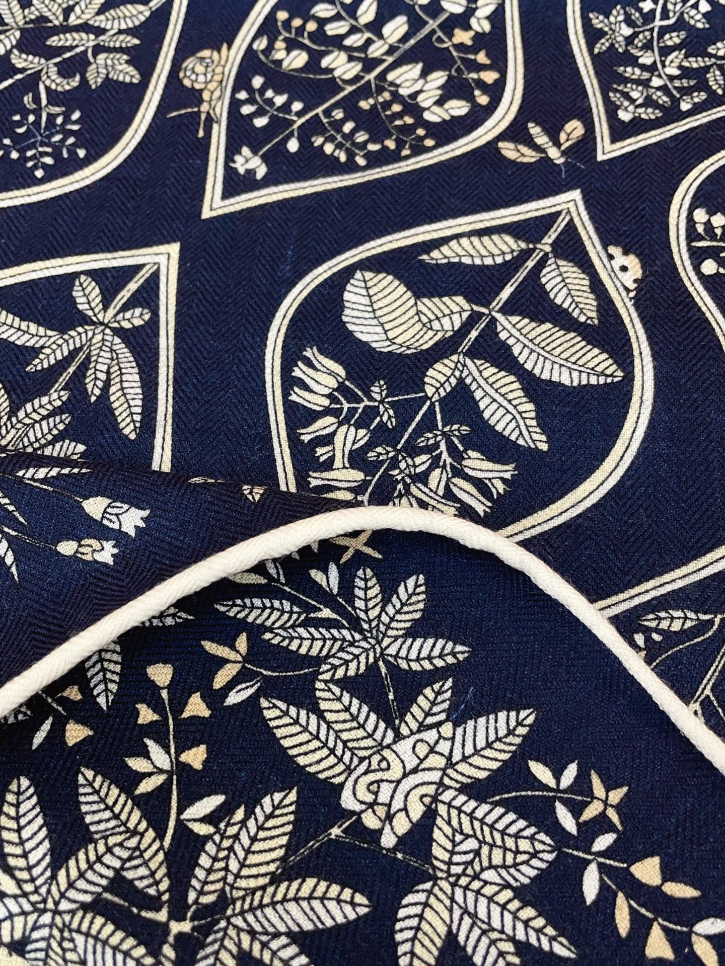 ✨✨【加厚丝毛款 双面同色】上新💏顶级H家专柜最新款【药用植物图鉴 大三角巾】多功能三角巾 🎀🎀，色彩明