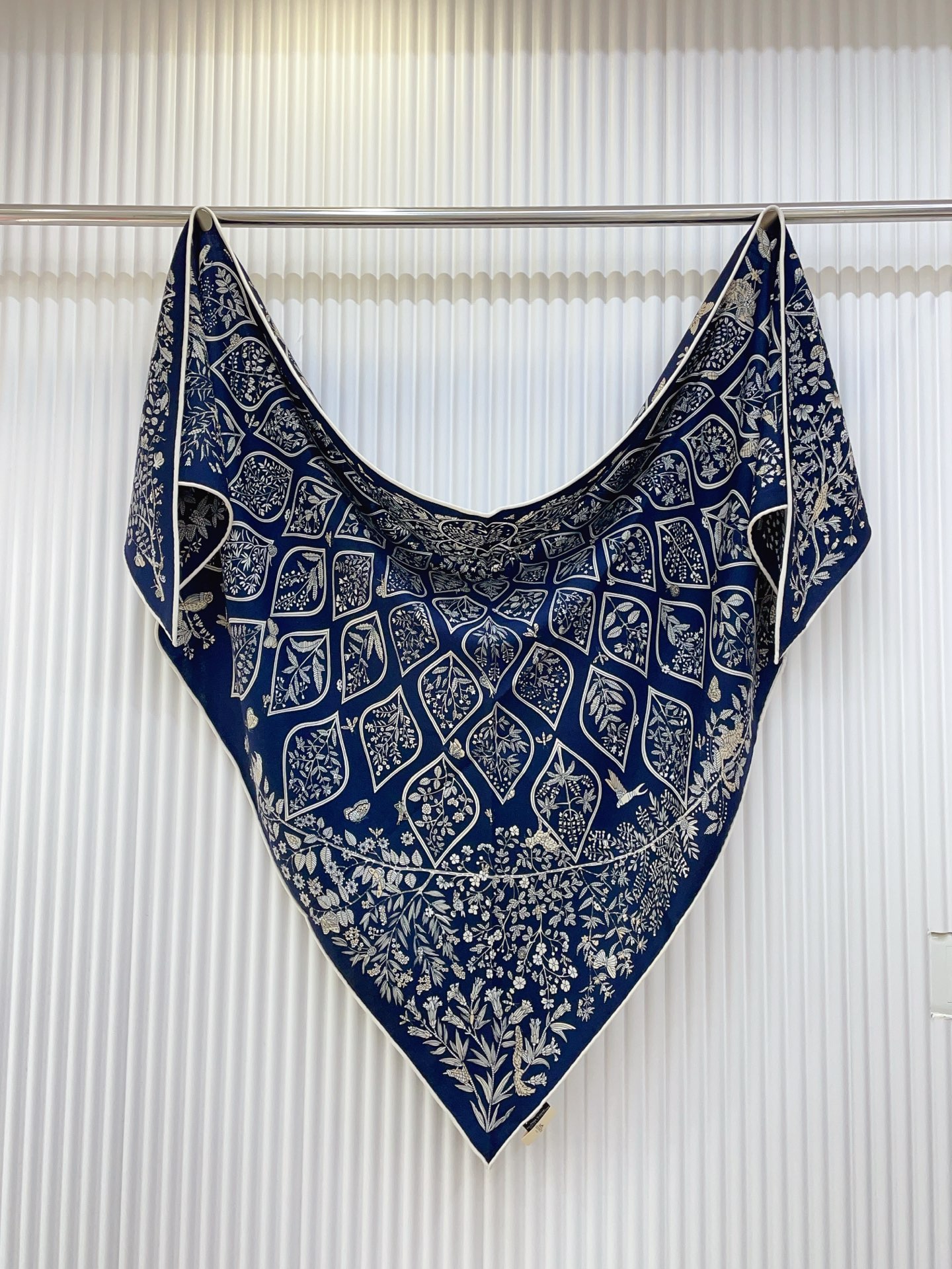 ✨✨【加厚丝毛款 双面同色】上新💏顶级H家专柜最新款【药用植物图鉴 大三角巾】多功能三角巾 🎀🎀，色彩明