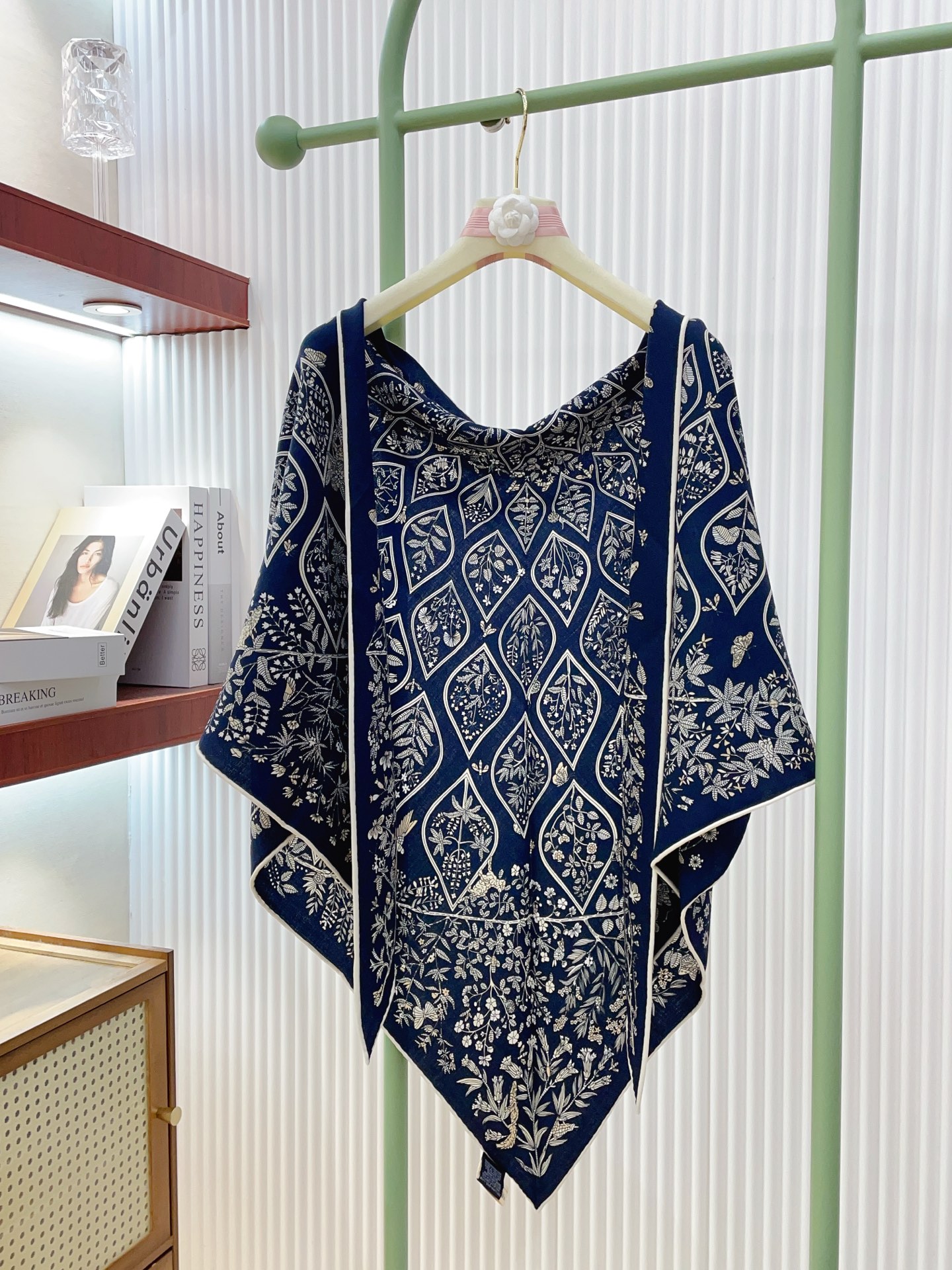 ✨✨【加厚丝毛款 双面同色】上新💏顶级H家专柜最新款【药用植物图鉴 大三角巾】多功能三角巾 🎀🎀，色彩明