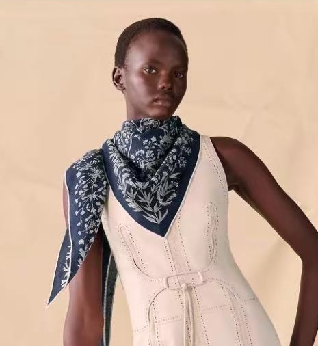 ✨✨【加厚丝毛款 双面同色】上新💏顶级H家专柜最新款【药用植物图鉴 大三角巾】多功能三角巾 🎀🎀，色彩明