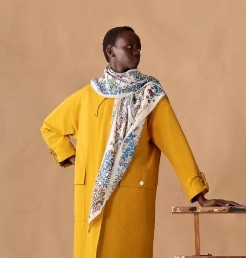 NO:619554,[Thick silk wool model, double-sided same color] The latest model of the top H family counter [Medicinal Plant Illustrated Large Triangular Scarf] Multi-functional triangle scarf, with bright colors, elegant and casual style, captures the moment of inspiration and integrates it into the work, bringing the meaning of beauty to the extreme. 70 cashmere silk, specification 94*188 high version scarf, high version scarf, real silk19860909【加厚丝毛款 双面同色】上新顶级H家专柜最新款【药用植物图鉴 大三角巾】多功能三角巾 ,色彩明丽,格调高雅而随性,捕捉一瞬间的灵感融入作品之中,将美的含义发挥到极致.70羊绒真丝,规格94*188高版本围巾,高版本围巾,real silk,scarf