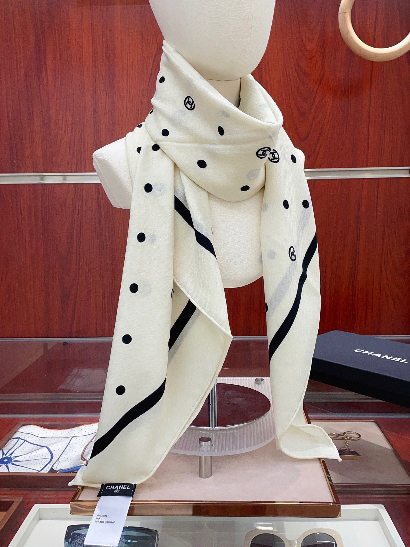 NO:619557,[Double-sided same color, silk wool style] Xiaoxiang cashmere square scarf grab VIP recommendation, be sure to buy it quickly [high-end love pure cashmere, baby touch is comfortable, it is a woman's stunner, very few goods can be used in all seasons, it is really beautiful and makes people very, very excited. The upper body effect is simply beautiful. The quality is perfect. The whole scarf gives a big-name aura and is very delicate and beautiful at the same time. It is definitely a new style worth buying. Once you get the real thing, you will be glad that you are a woman's perfect product.  It is worth appreciating the perfect temperament and taste. Ditails are preferred by VIPs. Upper size 140*140cm.70 cashmere silk high version scarf, high version scarf, real silk19860909【双面同色 丝毛款】小香 羊绒方巾抢VIP推荐 下手一定要快【高端 大爱 纯羊绒 婴儿触感舒服到飞女人尤物 货极少 四季都可以用真心美的让人非常非常心动 上身效果简直美翻了 品质非常完美 整个围巾给人大牌气场的同时又非常精致秀丽绝对值得入手的新款 实物一拿到就会庆幸自己是女人的绝美好货 值得品鉴完美气质品味Ditails首选VIP们 上尺寸140*140cm.70羊绒真丝高版本围巾,高版本围巾,real silk,scarf