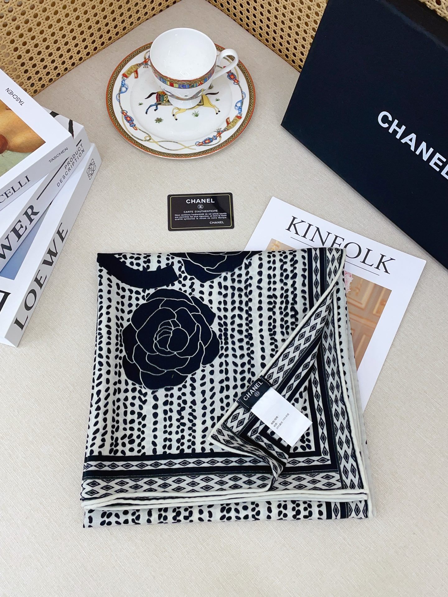 ✨✨✨小香【小香线条花朵 140】羊绒方巾‼️抢‼️VIP推荐 ‼️👍下手一定要快【高端 大爱 ‼️纯羊