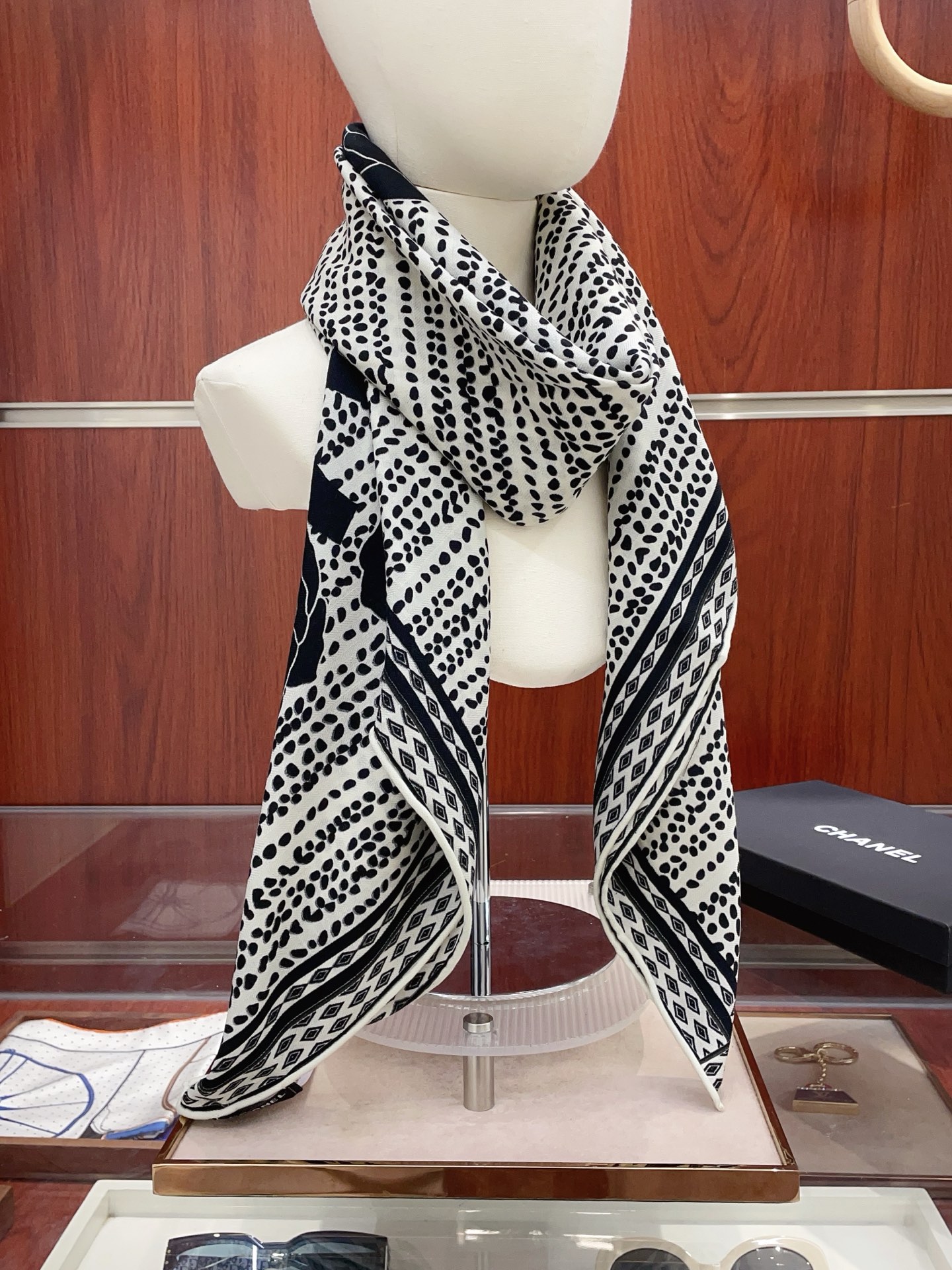 NO:619560,Xiaoxiang [Xiaoxiang Line Flowers 140] Cashmere square scarf grabs VIP recommendation. Be sure to buy it quickly [High-end love pure cashmere. Baby touch is so comfortable that it is a must-have for women. It is very rare. It can be used in all seasons. It is really beautiful and makes people very excited. The upper body effect is simply beautiful. The quality is perfect. The whole scarf gives people the aura of a big name and is very delicate and beautiful at the same time. It is definitely a new style worth buying. Once you get the real thing, you will be glad that you are a perfect product for women.  It is worth appreciating the perfect temperament and taste. Ditails are preferred by VIPs. Upper size 140*140cm.70 cashmere silk high version scarf, high version scarf, real silk19860909小香【小香线条花朵 140】羊绒方巾抢VIP推荐 下手一定要快【高端 大爱 纯羊绒 婴儿触感舒服到飞女人尤物 货极少 四季都可以用真心美的让人非常非常心动 上身效果简直美翻了 品质非常完美 整个围巾给人大牌气场的同时又非常精致秀丽绝对值得入手的新款 实物一拿到就会庆幸自己是女人的绝美好货 值得品鉴完美气质品味Ditails首选VIP们 上尺寸140*140cm.70羊绒真丝高版本围巾,高版本围巾,real silk,scarf