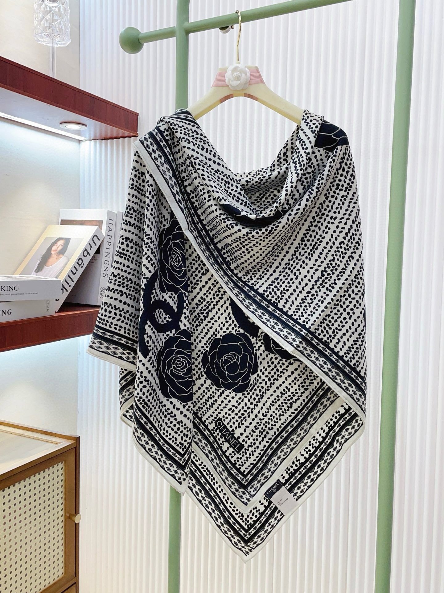 ✨✨✨小香【小香线条花朵 140】羊绒方巾‼️抢‼️VIP推荐 ‼️👍下手一定要快【高端 大爱 ‼️纯羊