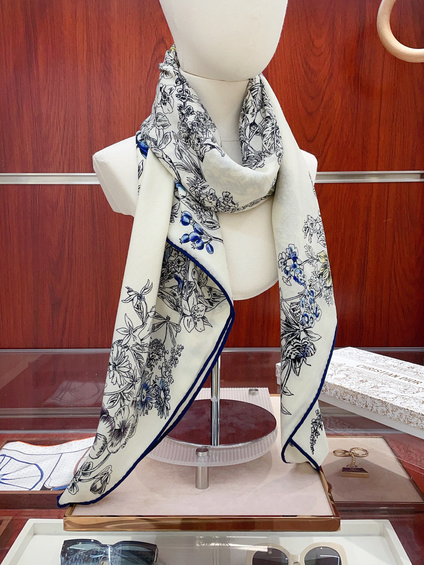 NO:619566,[Double-sided same color silk wool style] CD family cashmere new style. Everyone who bought it said it looks good. Recommend the double-sided cashmere square scarf of the same color. D family ZG hot style three-dimensional presentation of pattern texture, very high quality, special technology, high-end research and development, stunning appearance, special cutting-edge technology treatment, loved by Bai Fumei. Whether it is quality, style or price, they will scream for big brand control. Super high cost performance  Definitely worth buying, size 140cm*140cm, 70 cashmere silk high version scarf, high version scarf, dior, real silk19860909【双面同色 丝毛款】CD家羊绒新款 买了都说好看推荐双面同色羊绒方巾D家ZG爆款立体呈现图案纹路实物档次极高特殊工艺高端研发惊艳问世特殊尖端工艺处理受到白富美的喜欢 无论是品质 款式 价格都令大牌控的她们尖叫 超高性价比 绝对值得入手尺寸140cm*140cm,70羊绒真丝高版本围巾,高版本围巾,dior,real silk,scarf