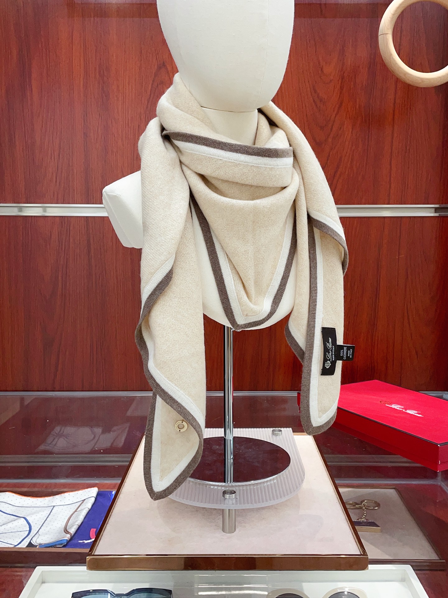 NO:619575,The latest popular model of Piyana [LP solid color two-color striped cashmere triangle scarf] exclusive product  Luxury is in the size, high-end quality and super high cashmere quality will be favored by this brand. This kind of boutique is extremely rare in the market, scarf knitted triangle shawl, it is really a super high-end product. Only this kind of big brand will have a favorite of large sizes. Every color is a big love, every color is reserved. Sell one less good product and don't worry about the fabric because the solidity of the exported raw materials is first-level regular spot checks... First-class, one-quality goods Material Imported pure cashmere High version scarf, high version scarf, loro piana, shawls19860909爆款上皮雅娜最新款【LP纯色双色条边羊绒三角巾】独家牛货 奢华尽在尺寸之间,高端品质具有超高羊绒品质才会被此品牌青睐这种精品是市场上及其少见的,围巾针织三角披肩,真是超级的高端货只有这种大品牌才会拥有喜欢大尺寸的最爱.每色都是大爱每色都留.卖一条少一条的好货且不用担心面料因为出口的原料固色度都是一级定期抽查...一等一好货 材质 进口纯羊绒 高版本围巾,高版本围巾,loro piana,shawls,scarf