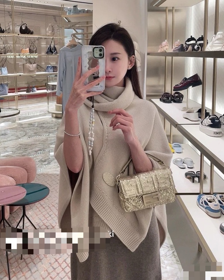 NO:619582,FENDl wool cashmere blended knitted jacket and cape feels soft, comfortable and delicate, cost-effective, one-size-fits-all cape and large shawl, very fashionable to wear, so beautiful!  It’s very versatile, whether it’s a dress, a miniskirt, or shorts and boots, it’s very versatile!  The fashion sense is overwhelming~ Super quality high version scarf, high version scarf, fendi, boots, skirts, shorts, jackets & coats, shawls19860909FENDl羊毛羊绒混纺针织外套斗篷 手感柔软舒适细腻,高性价比款Size 均码斗篷大披肩,非常时尚的穿搭、太好看啦！很百搭哦、无论连衣裙 小套裙还是短裤长靴,都非常百搭！时尚感爆棚哦、～ 超级质感 高版本围巾,高版本围巾,fendi,boots,skirts,shorts,jackets & coats,shawls,scarf