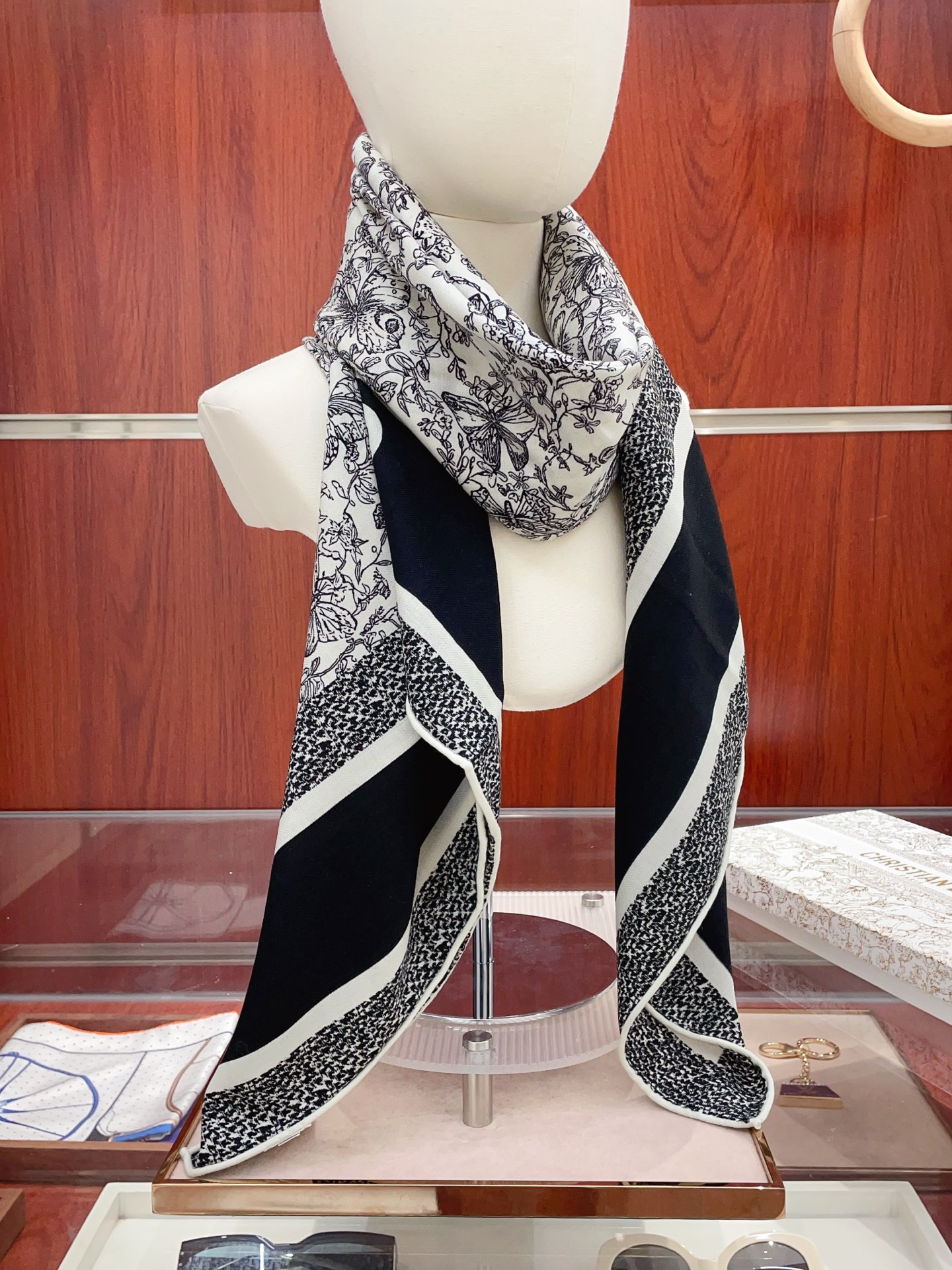 NO:619573,[Double-sided same color silk wool style] CD family cashmere new style. Everyone who bought it said it looks good. Recommend the double-sided cashmere square scarf of the same color. D family ZG hot style three-dimensional presentation of pattern texture, very high quality, special technology, high-end research and development, stunning appearance, special cutting-edge technology treatment, loved by Bai Fumei. Whether it is quality, style or price, they will scream for big brand control. Super high cost performance  Definitely worth buying, size 140cm*140cm, 70 cashmere silk high version scarf, high version scarf, dior, real silk19860909【双面同色 丝毛款】CD家羊绒新款 买了都说好看推荐双面同色羊绒方巾D家ZG爆款立体呈现图案纹路实物档次极高特殊工艺高端研发惊艳问世特殊尖端工艺处理受到白富美的喜欢 无论是品质 款式 价格都令大牌控的她们尖叫 超高性价比 绝对值得入手尺寸140cm*140cm,70羊绒真丝高版本围巾,高版本围巾,dior,real silk,scarf