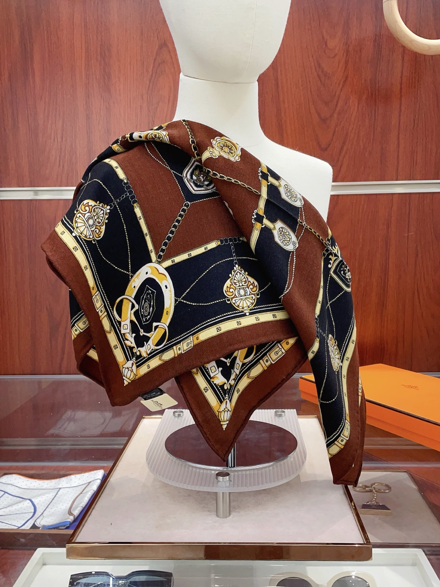 NO:663525,[Silk wool style, double-sided same color] New product H Home [Small square scarf] Autumn and winter silk wool style, you can switch styles at will, small yet elegant style, 65*65 gold size, high-end fashion without being too ostentatious, very design-like and elegant to the core!  This year’s new series~ is really beautiful with such a design!  A must!  The upper body effect is simply high-end and elegant!  70 wool silk high version scarf, high version scarf, gold19860909【丝毛款 双面同色】新品 H家【小方巾】秋冬丝毛款 随意切换造型 ,小巧又不失优雅的款式 65*65 黄金尺寸 高级时尚又不会过于张扬,很有设计感~气质到骨子里！今年新出的系列~真的被这样的设计美！必入！上身效果简直高级优雅气质到不行！70羊毛丝高版本围巾,高版本围巾,gold,scarf