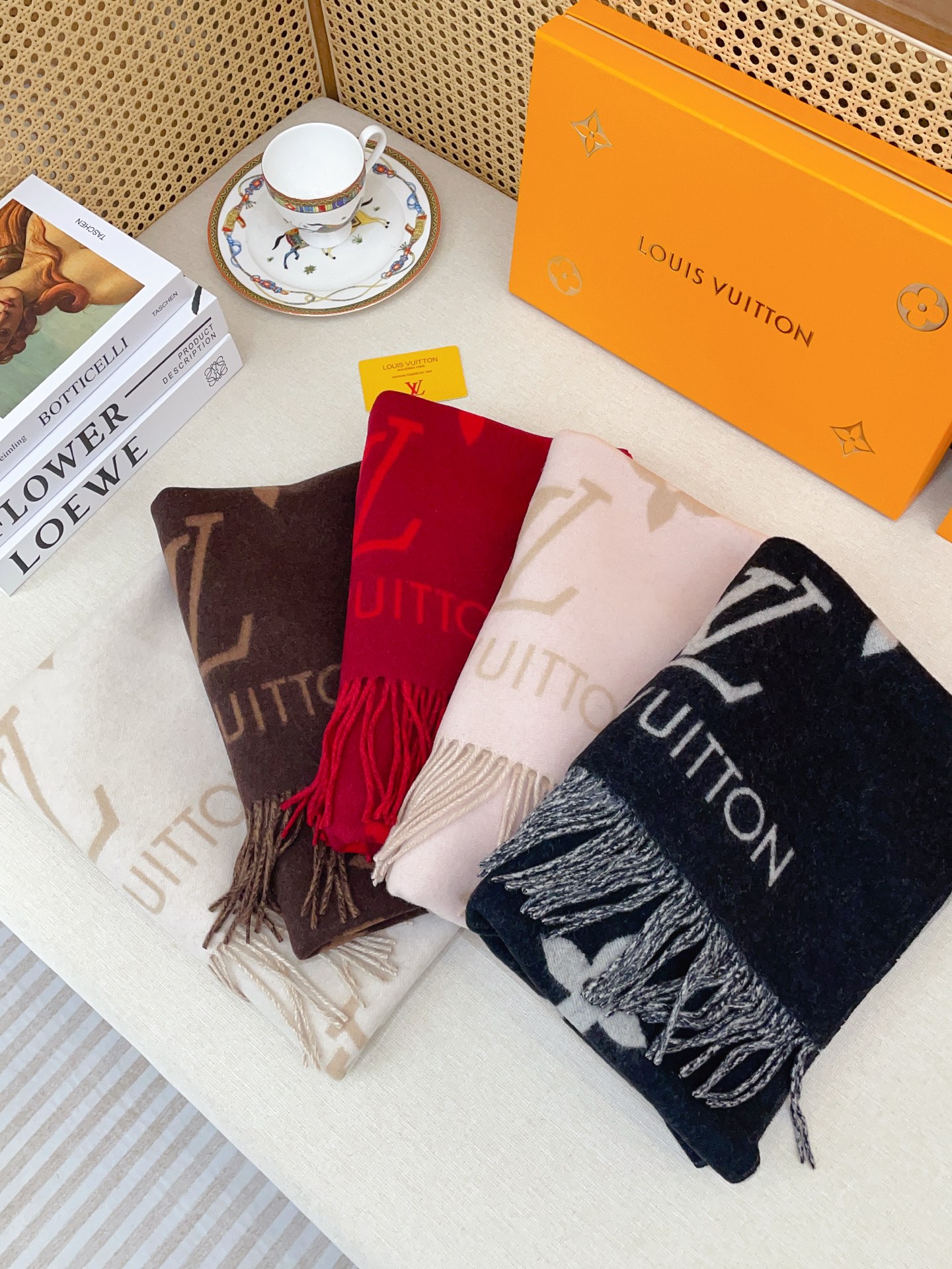 Louis Vuitton 羊绒款Louis Vitton霍思燕同款披肩围巾两用 驴家 之作 欧美中东国际各大名模女星的挚爱 可以说没有这款围巾的女人就不能说自己喜欢围巾 驴家的款式一直在更新、但此款是驴家唯一每年更新颜色还各受好捧的款式 真心是百搭 又实用 100%羊绒