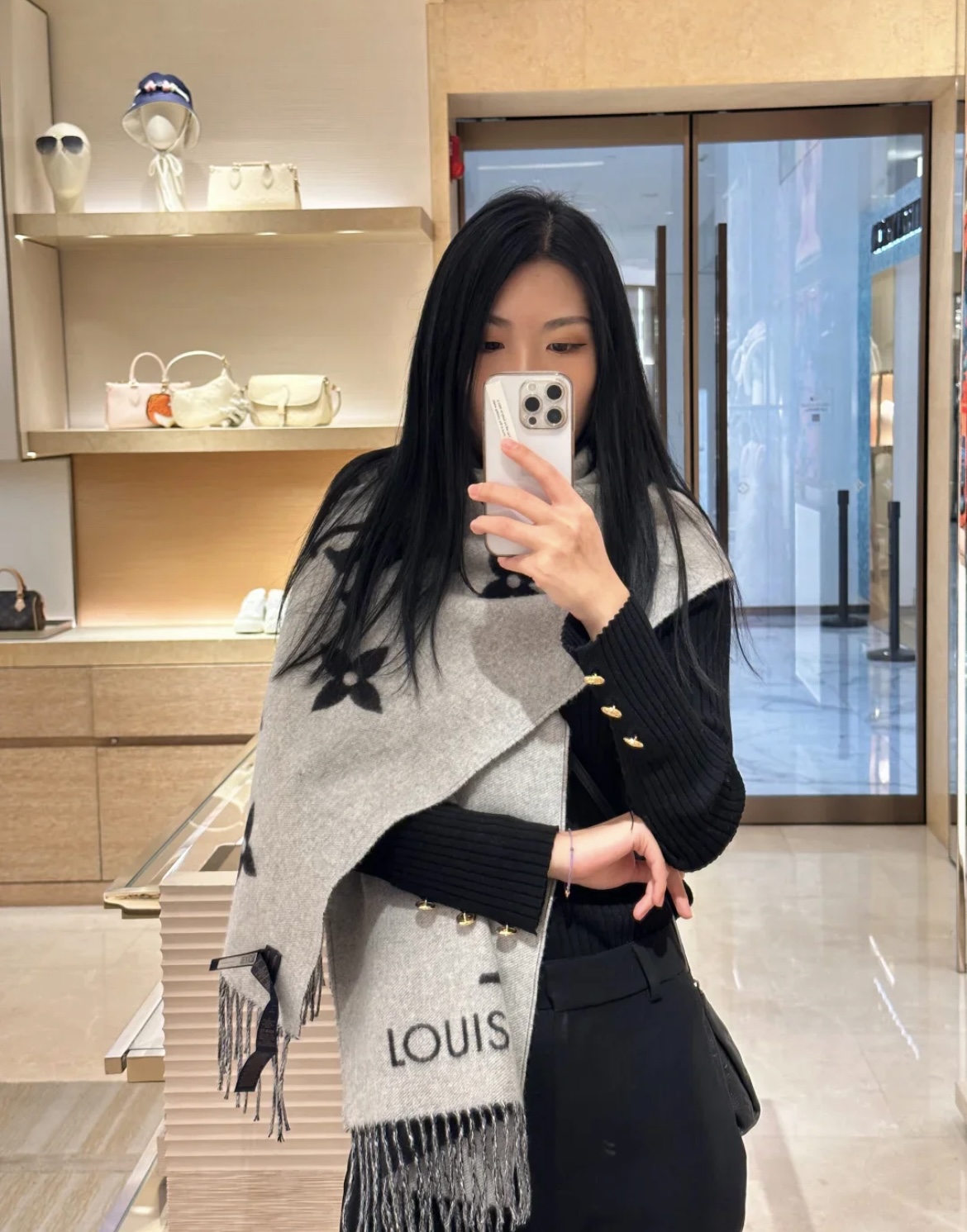 Louis Vuitton 羊绒款Louis Vitton霍思燕同款披肩围巾两用 驴家 之作 欧美中东国际各大名模女星的挚爱 可以说没有这款围巾的女人就不能说自己喜欢围巾 驴家的款式一直在更新、但此款是驴家唯一每年更新颜色还各受好捧的款式 真心是百搭 又实用 100%羊绒
